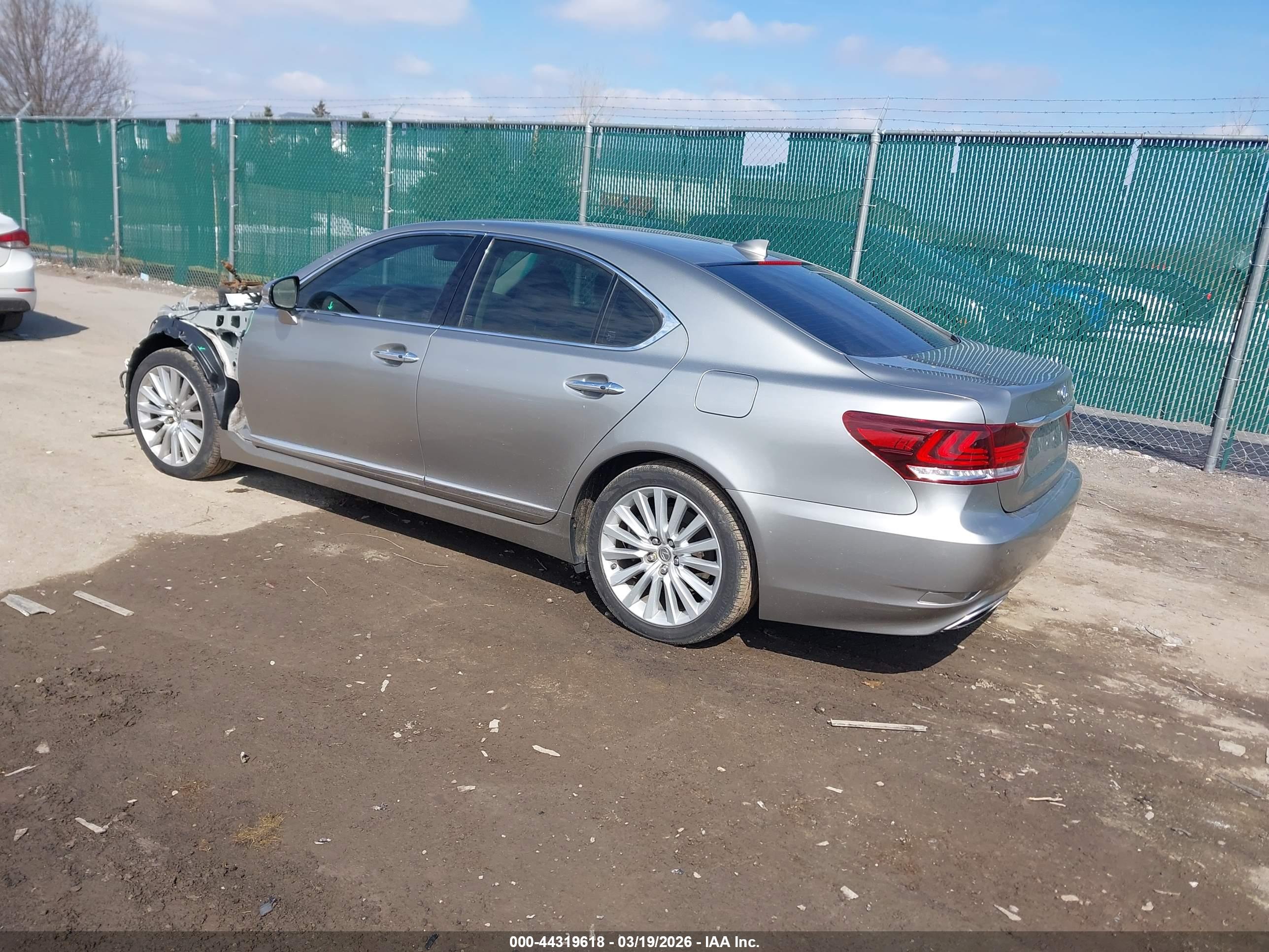 LEXUS LS image 3