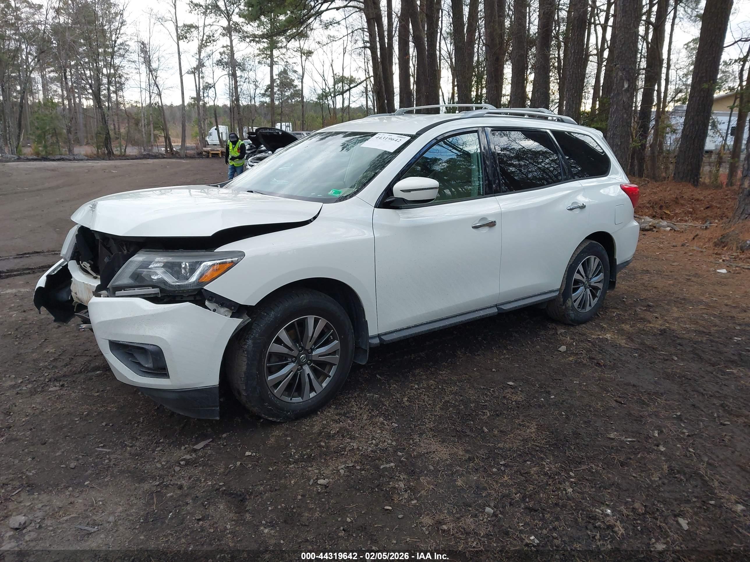 NISSAN PATHFINDER image 2