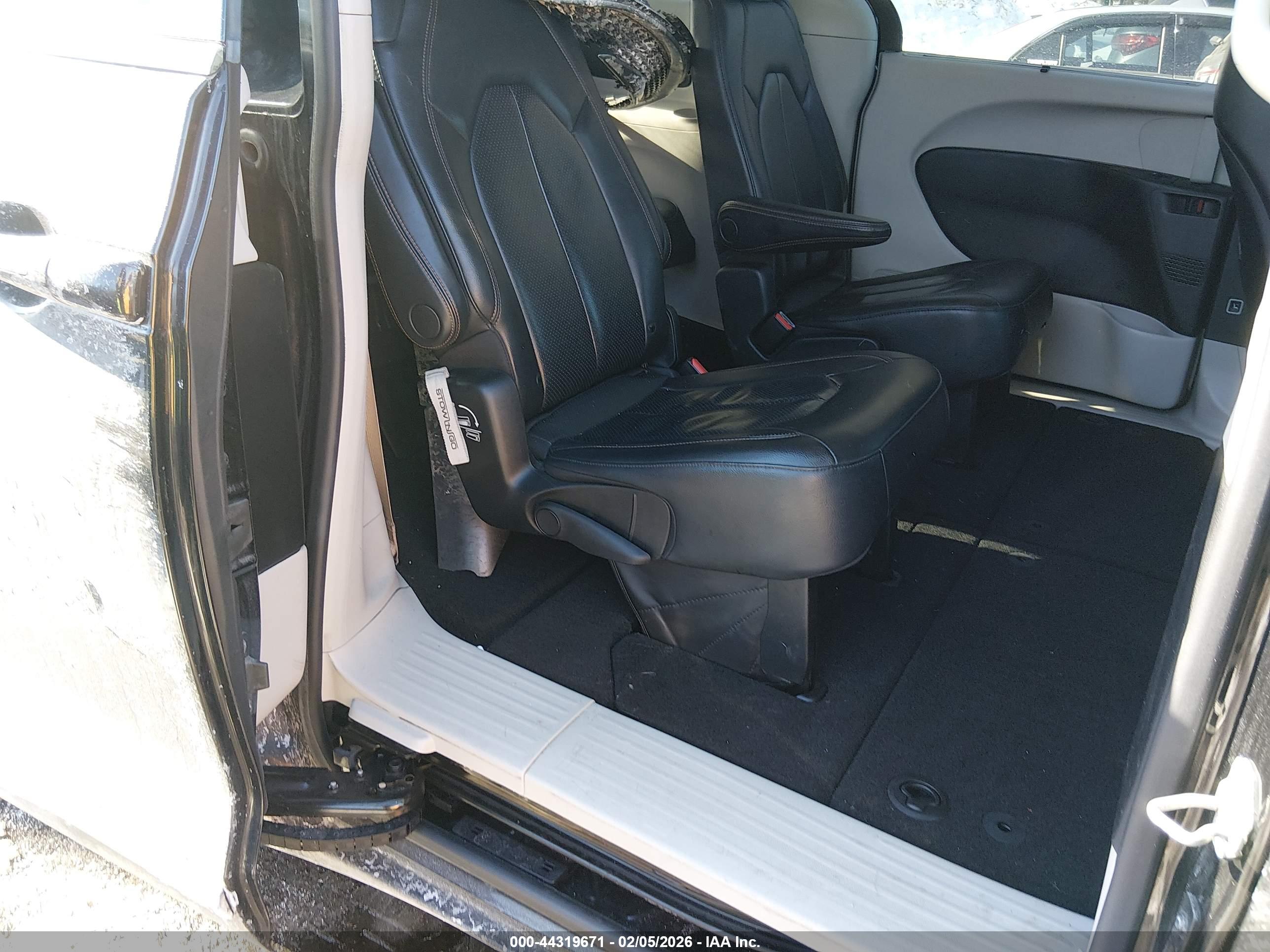 CHRYSLER PACIFICA image 8