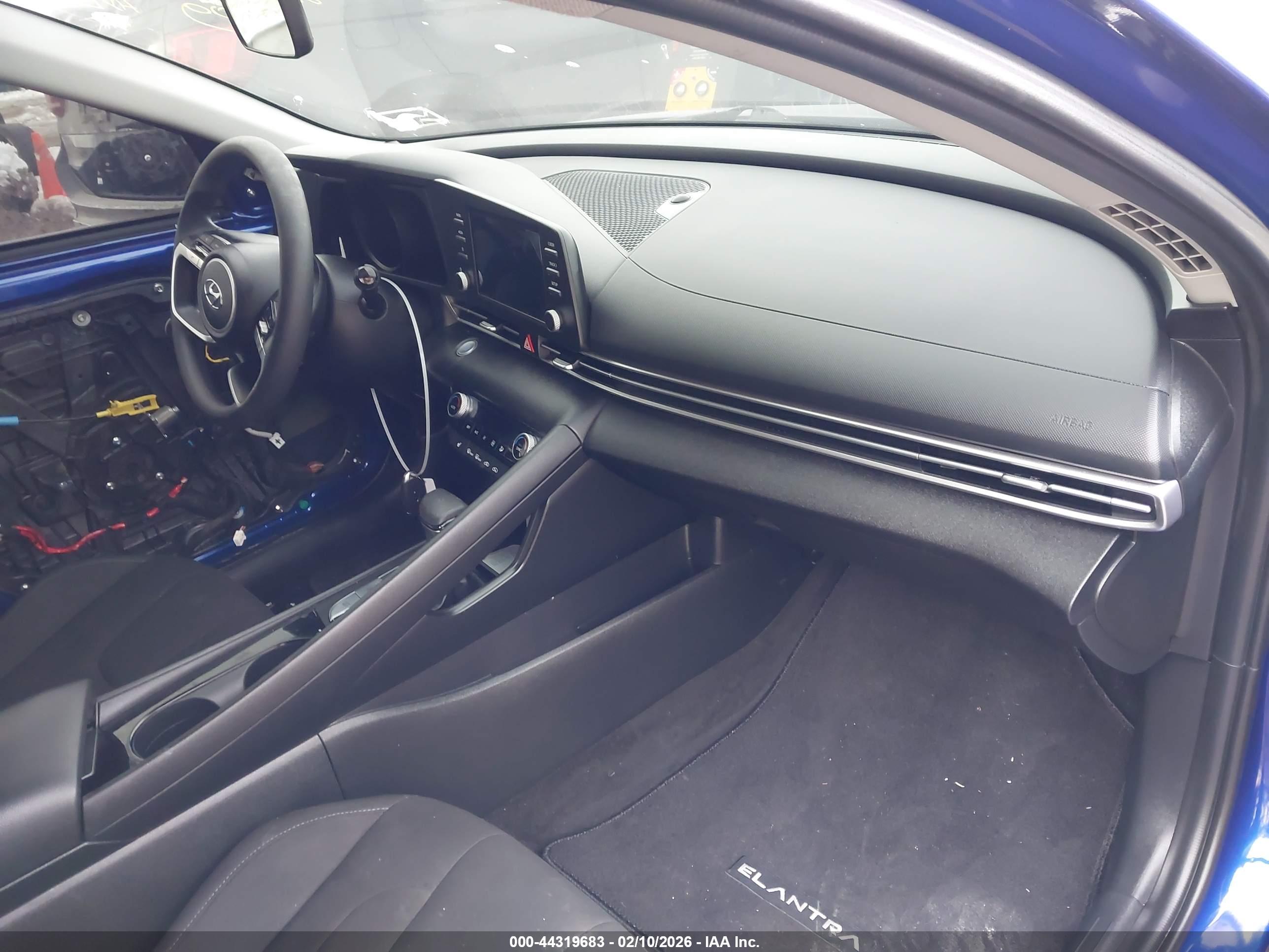 HYUNDAI ELANTRA image 5