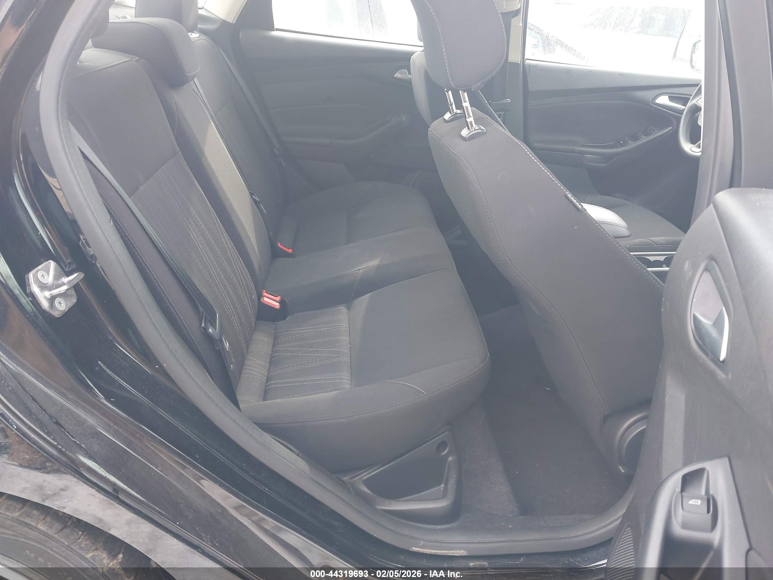 FORD FOCUS image 8