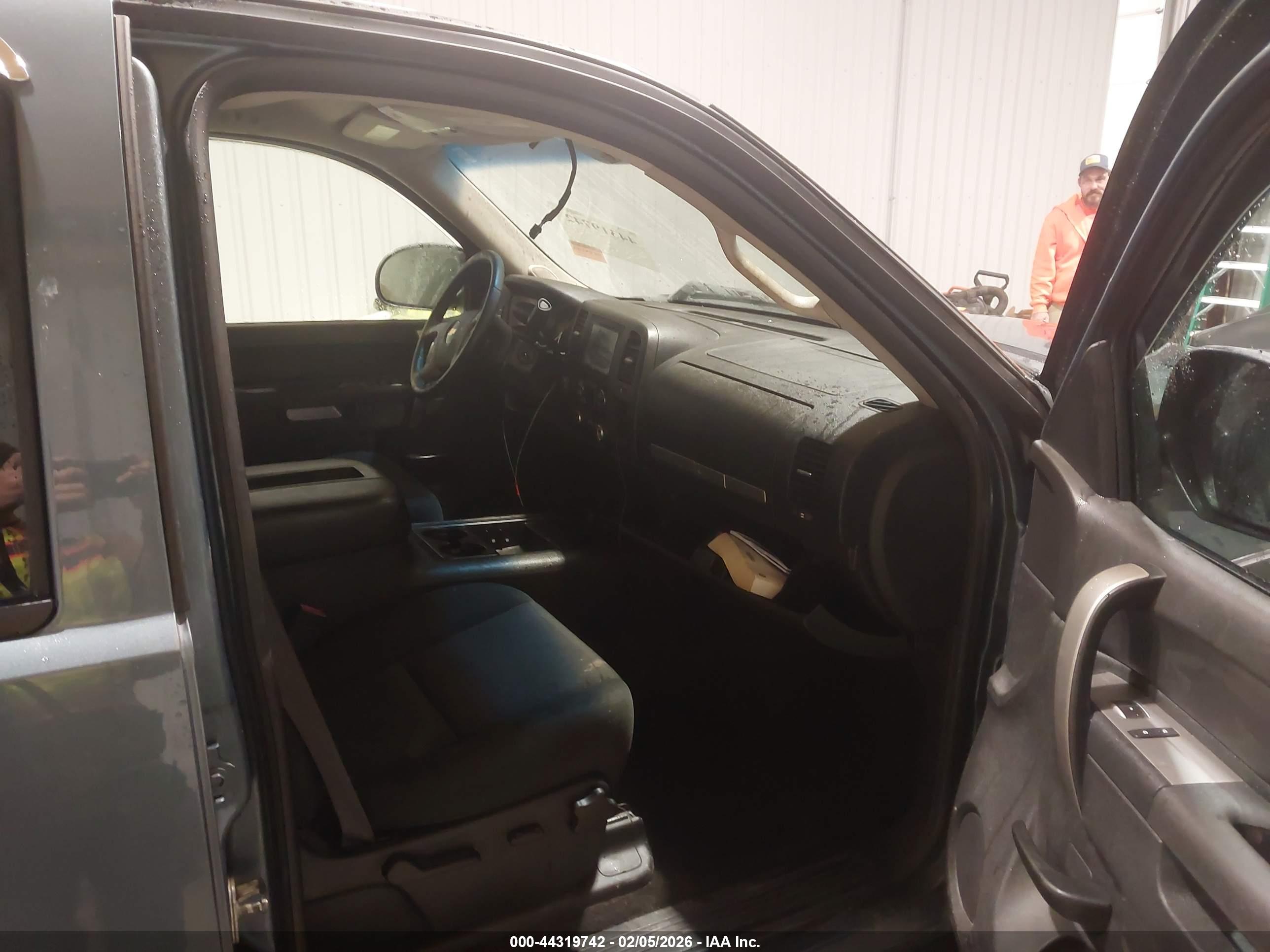 CHEVROLET SILVERADO image 5