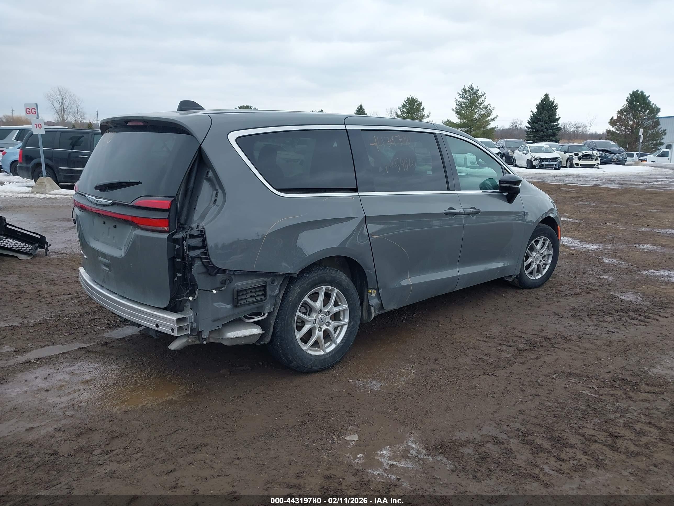 CHRYSLER PACIFICA image 4