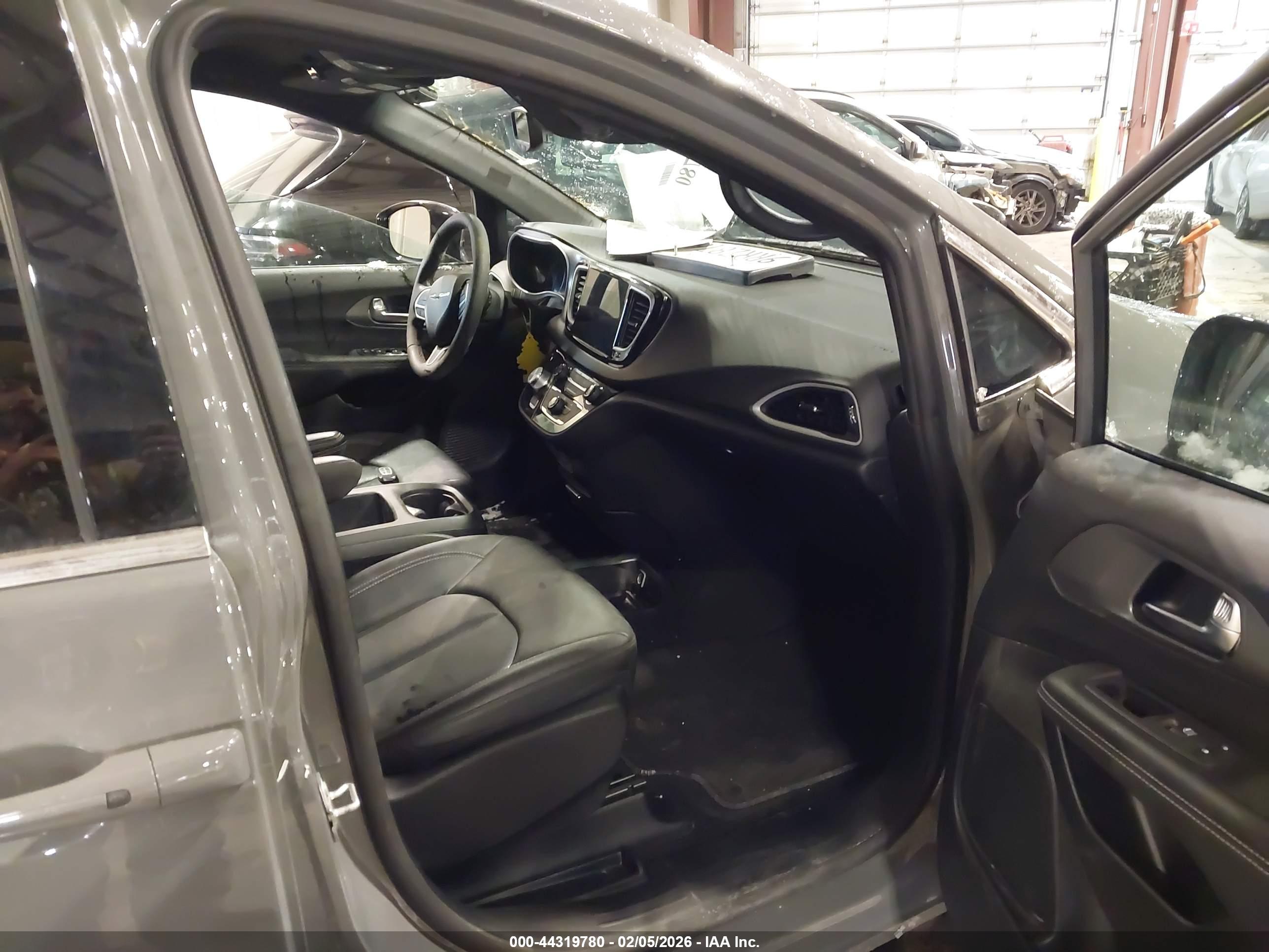 CHRYSLER PACIFICA image 5