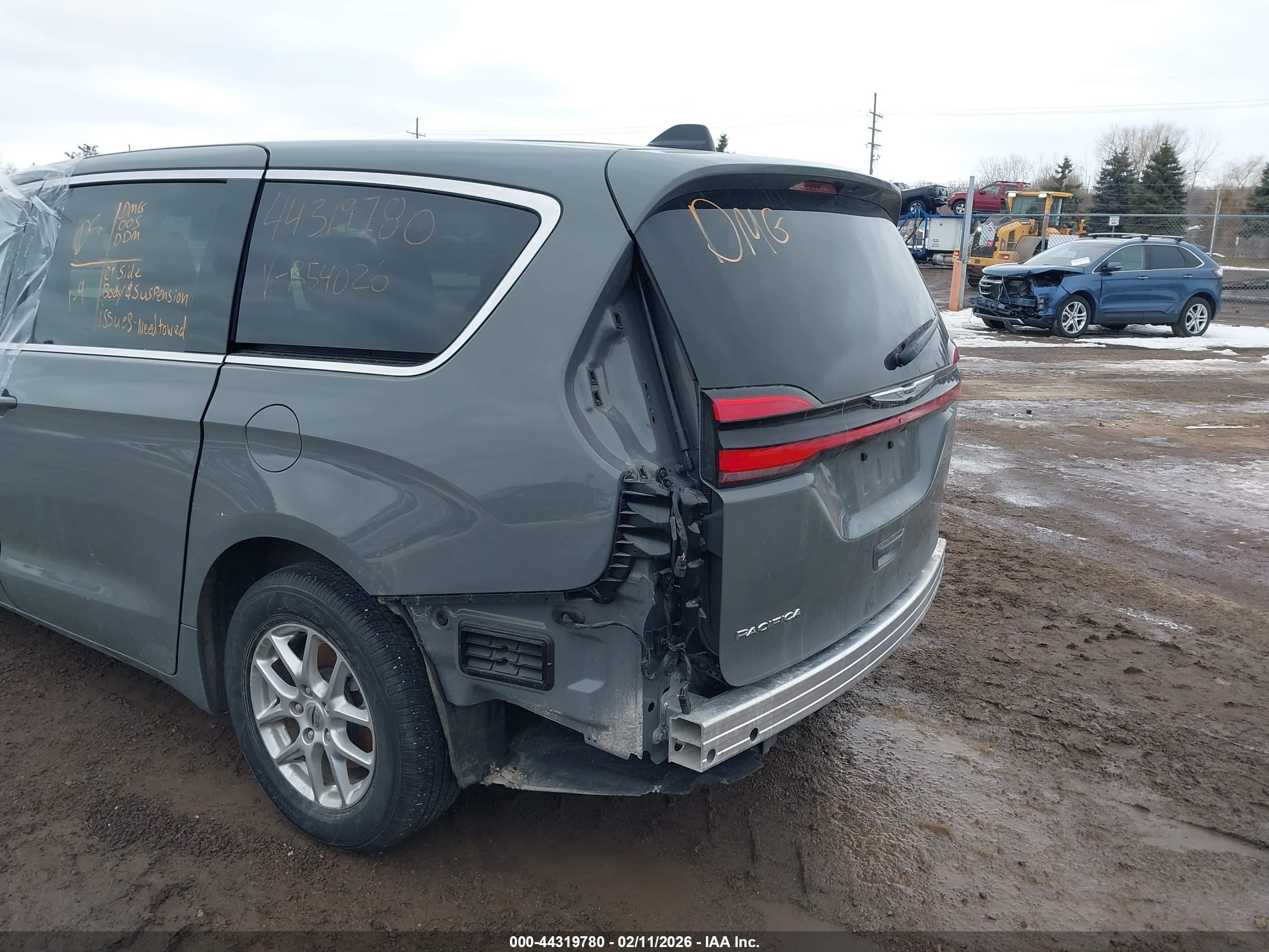CHRYSLER PACIFICA image 6