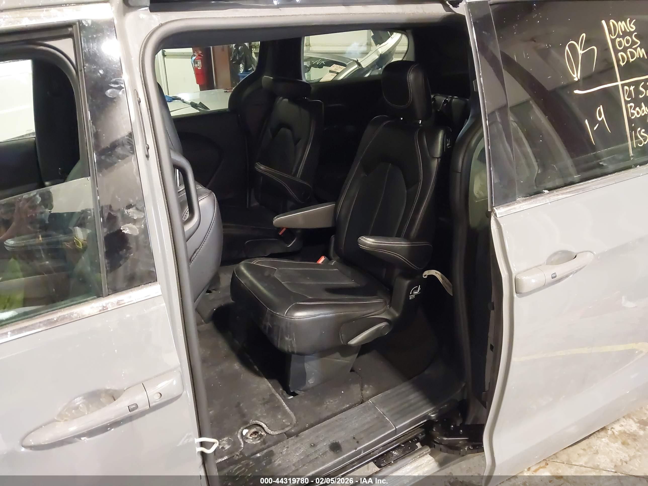 CHRYSLER PACIFICA image 8