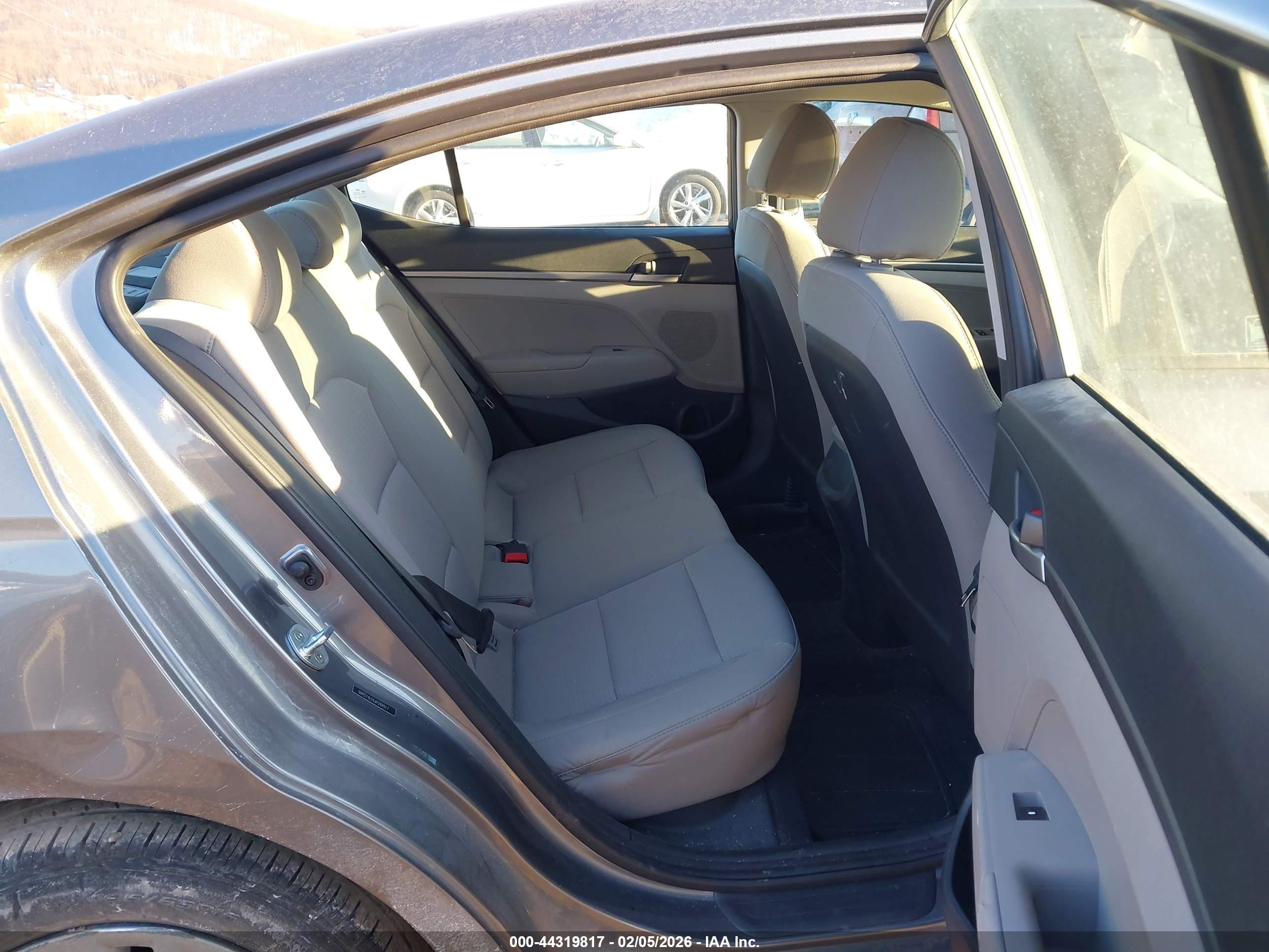 HYUNDAI ELANTRA image 8