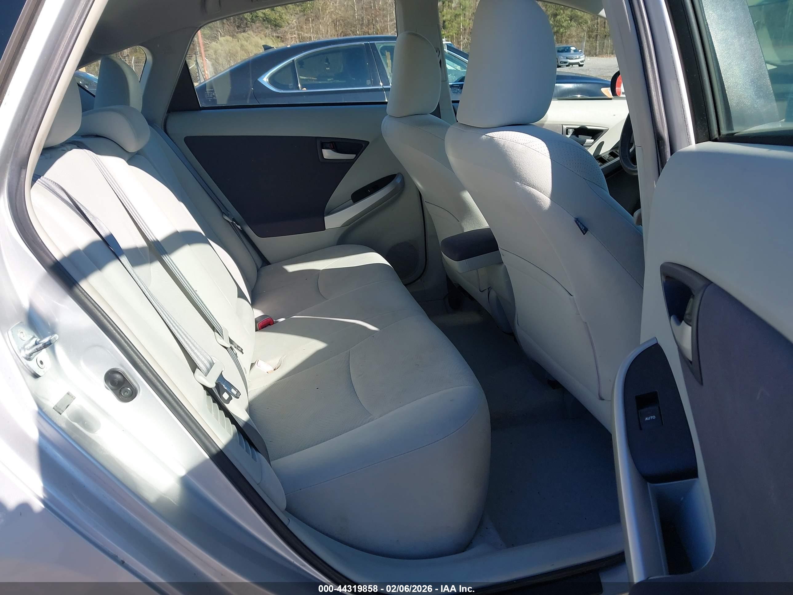 TOYOTA PRIUS image 8