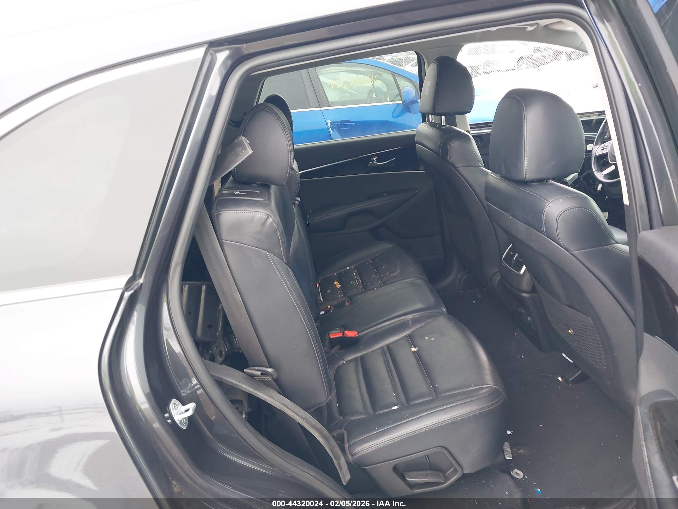 KIA SORENTO image 8