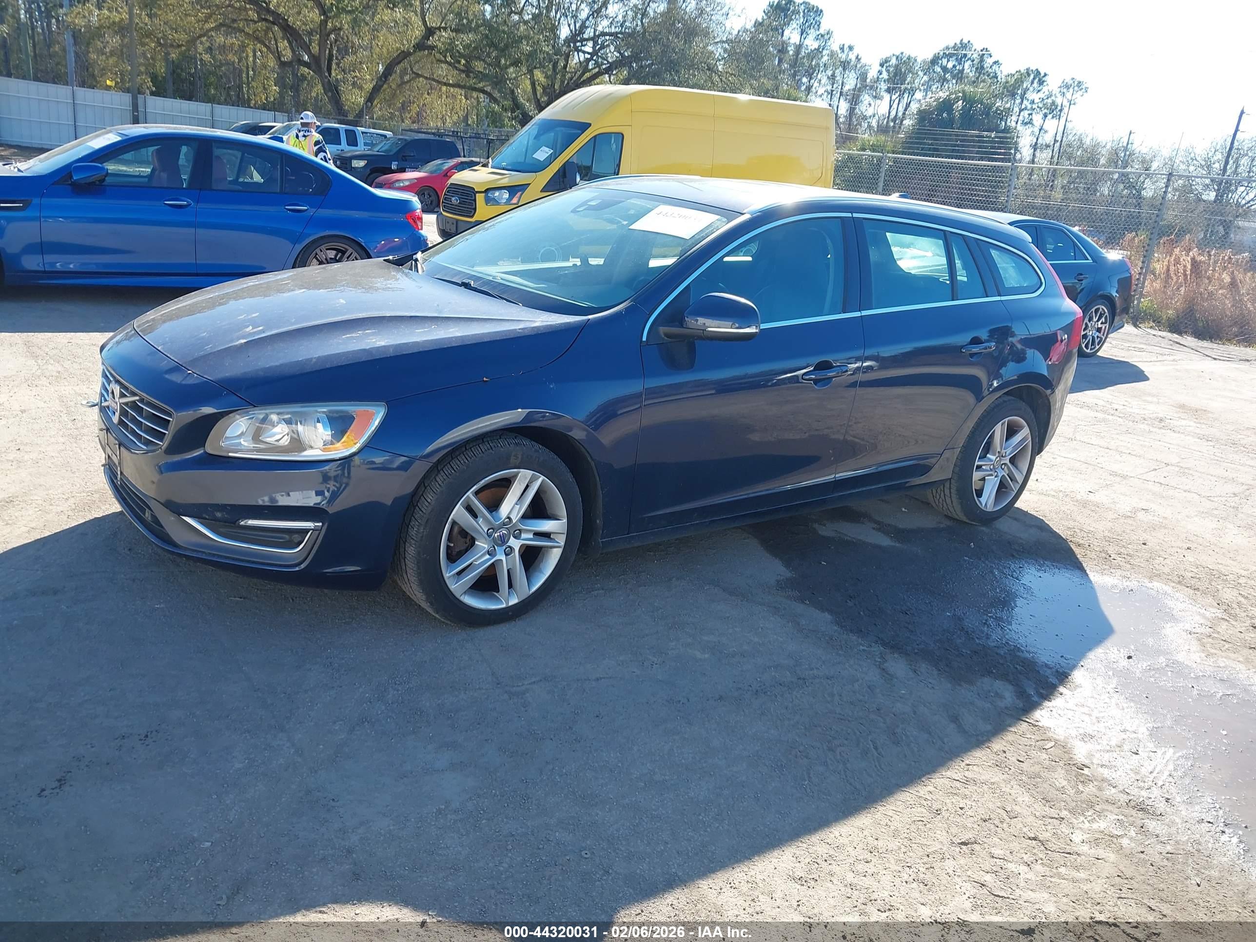 VOLVO V60 image 2