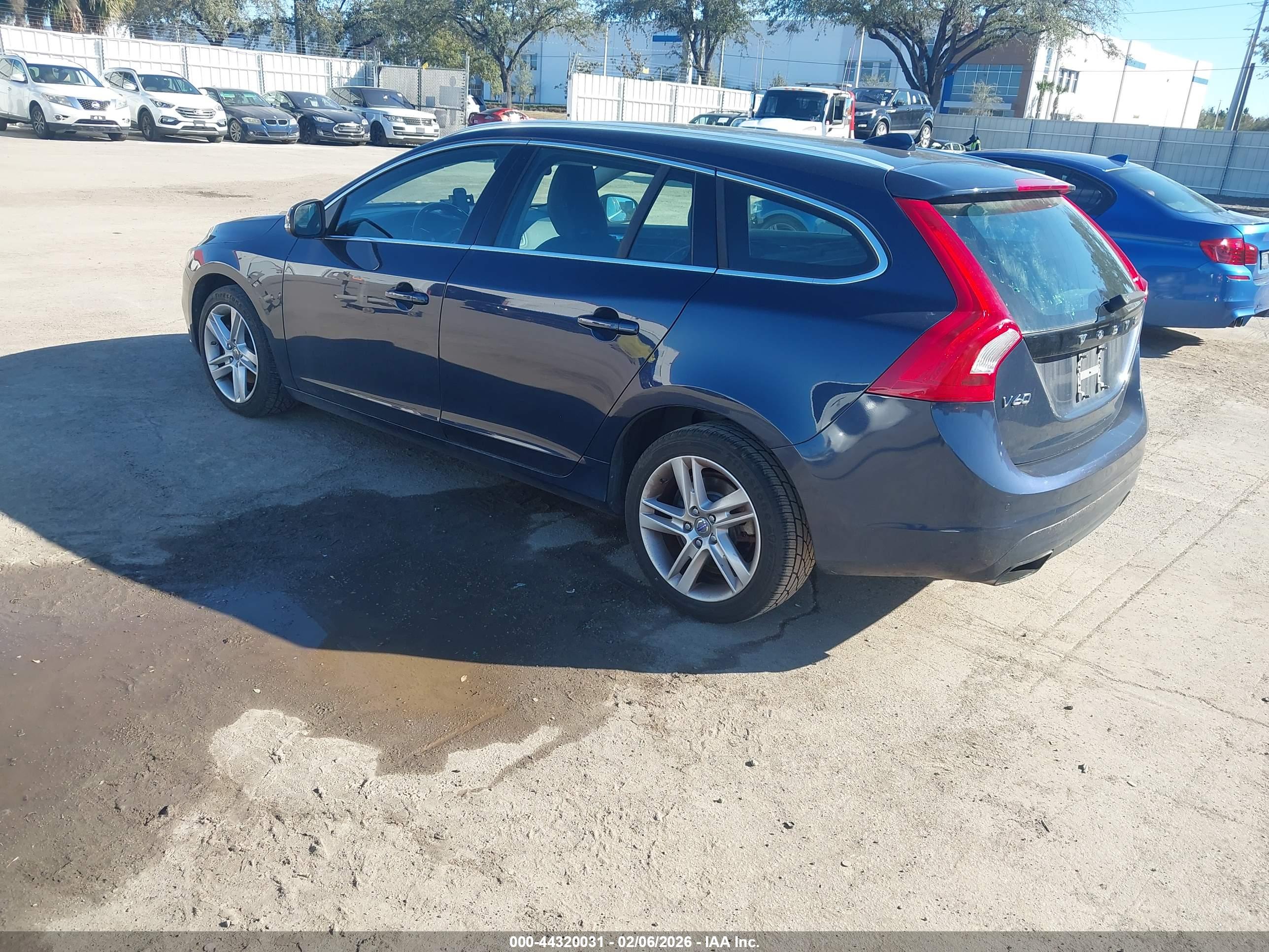 VOLVO V60 image 3