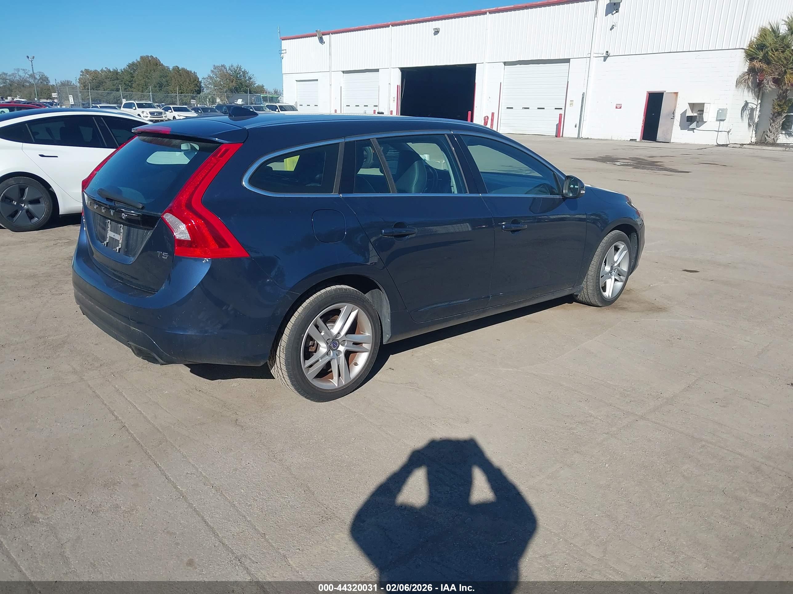 VOLVO V60 image 4