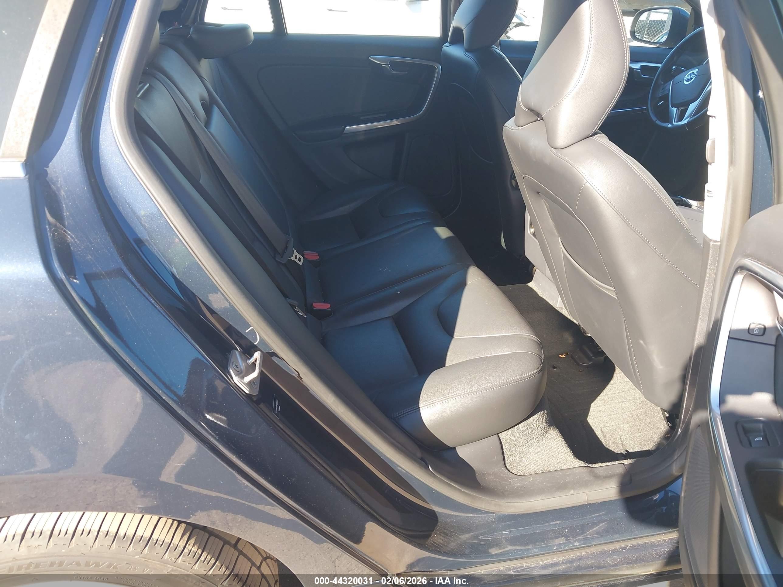 VOLVO V60 image 8