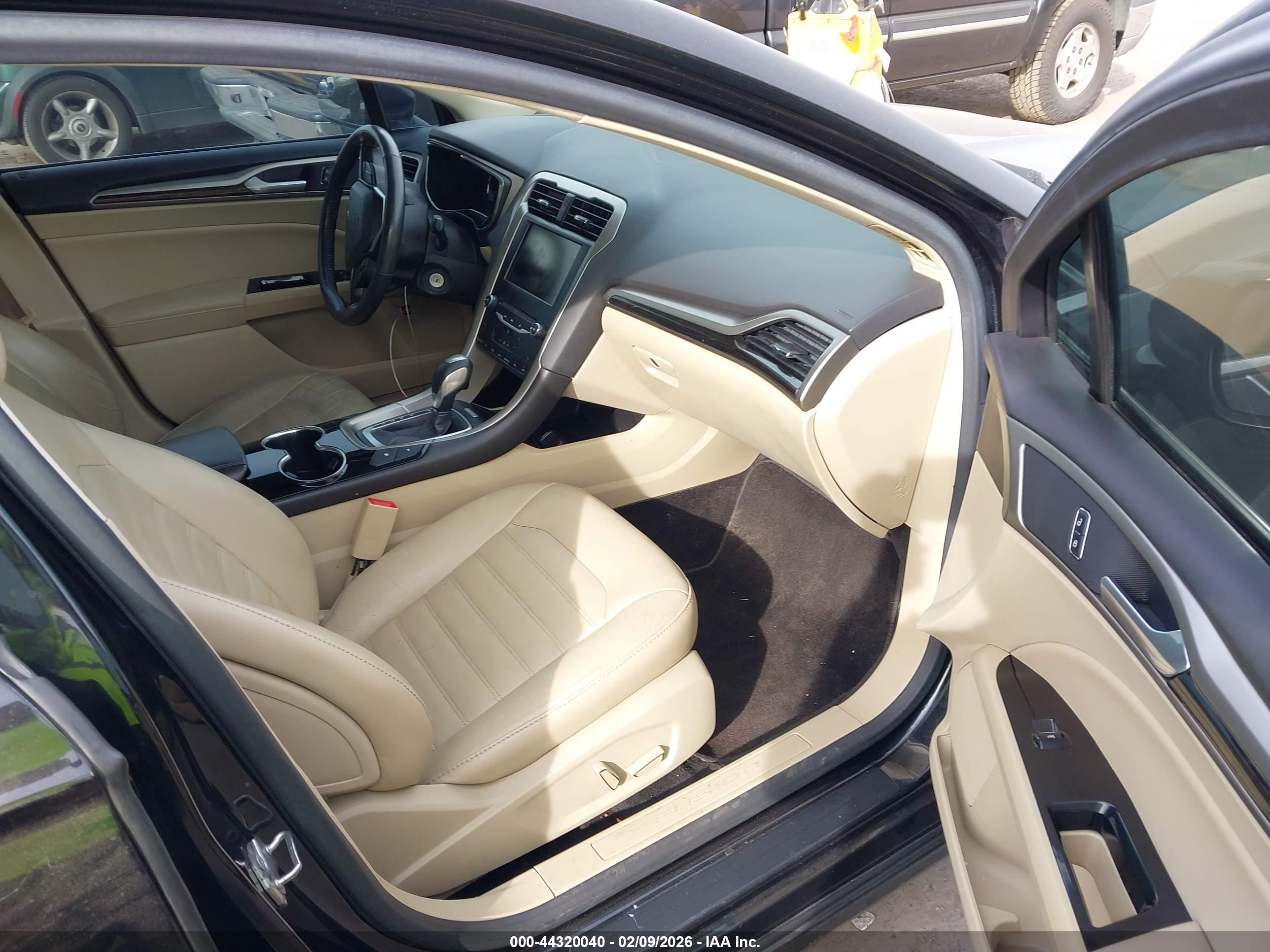 FORD FUSION image 5