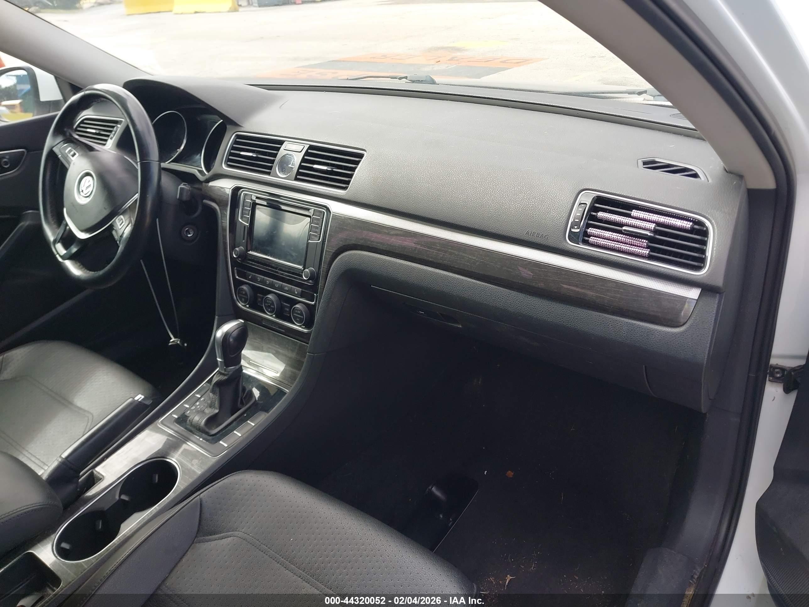 VOLKSWAGEN PASSAT image 5
