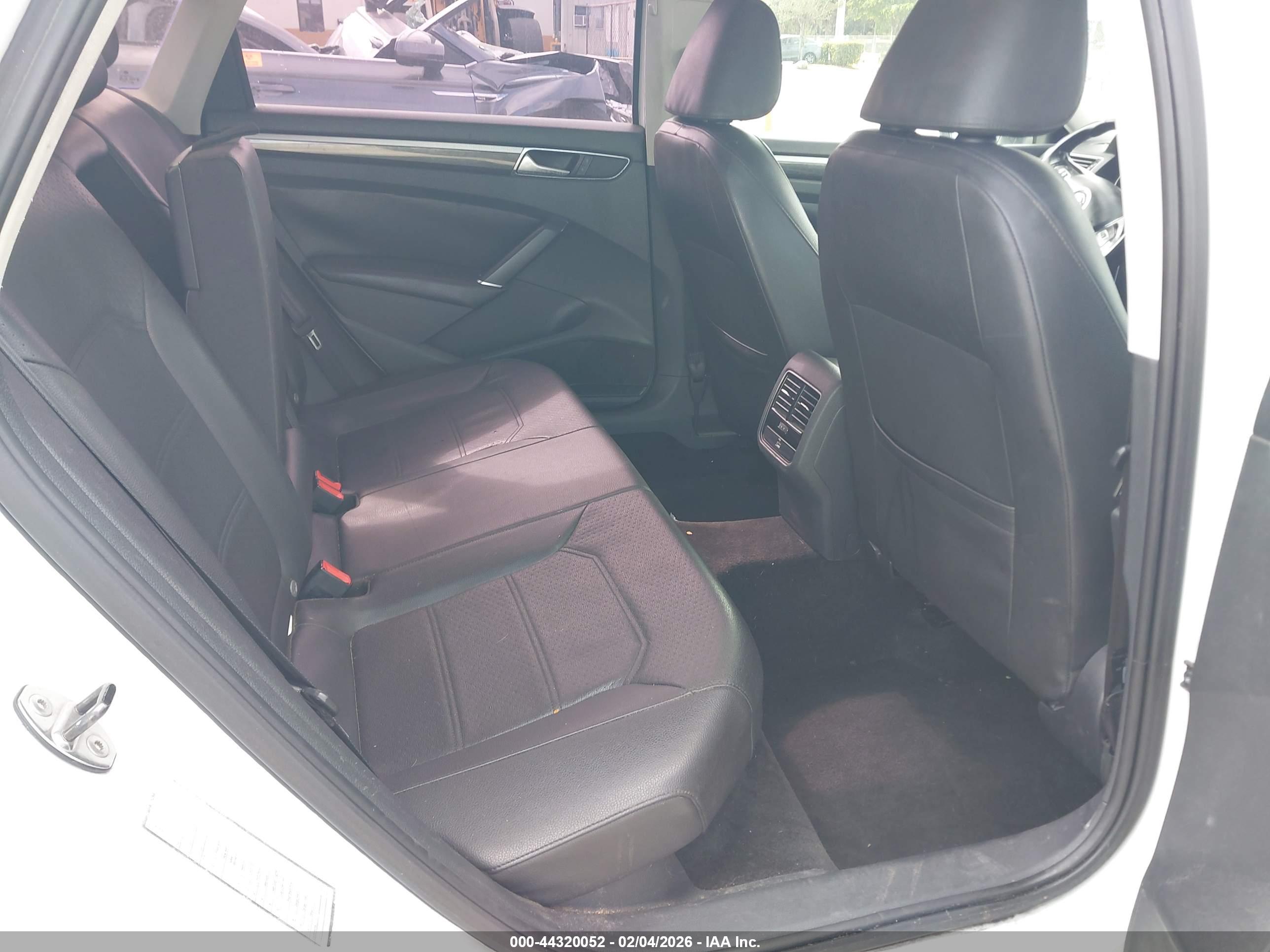 VOLKSWAGEN PASSAT image 8