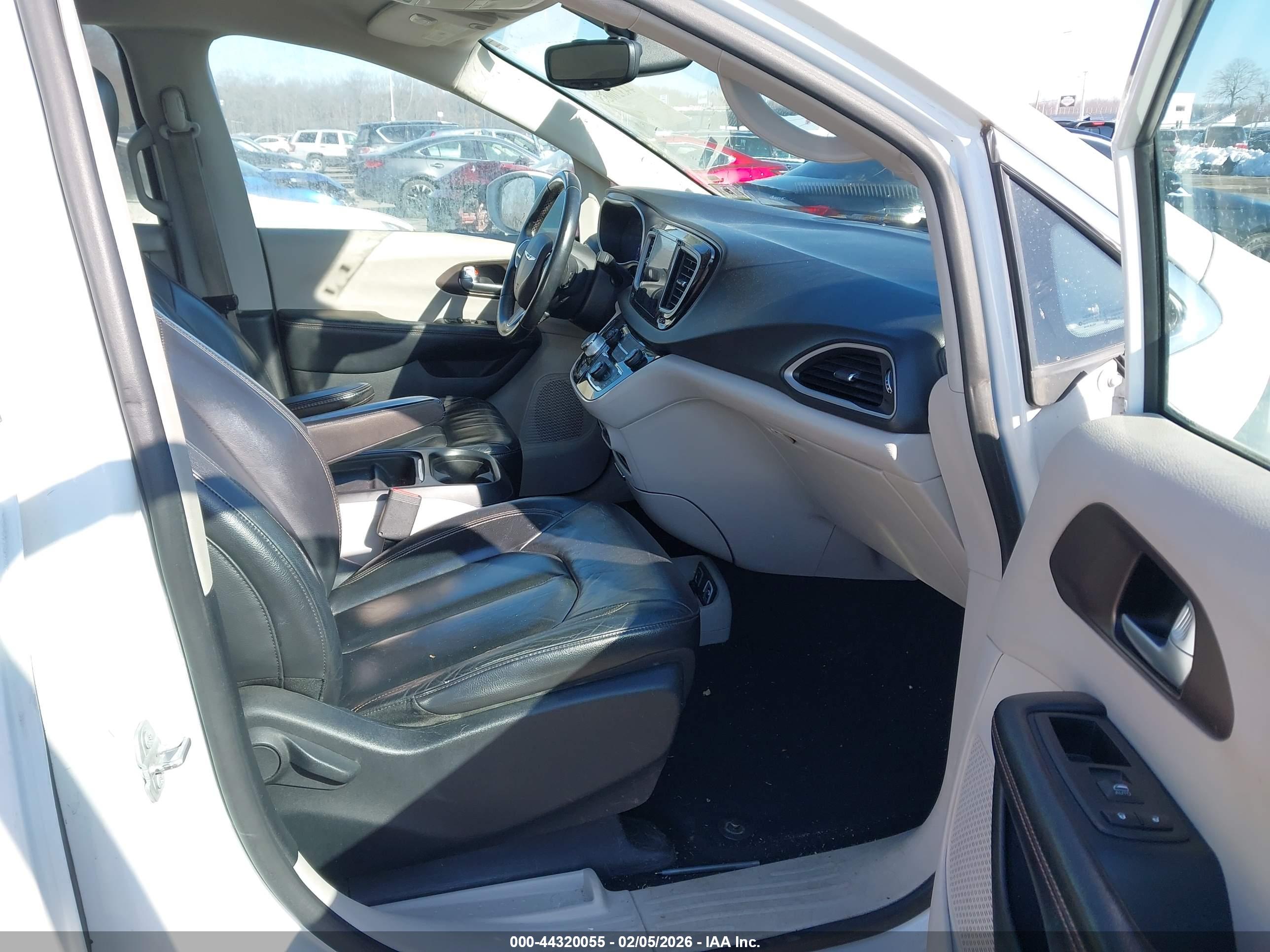 CHRYSLER PACIFICA image 5