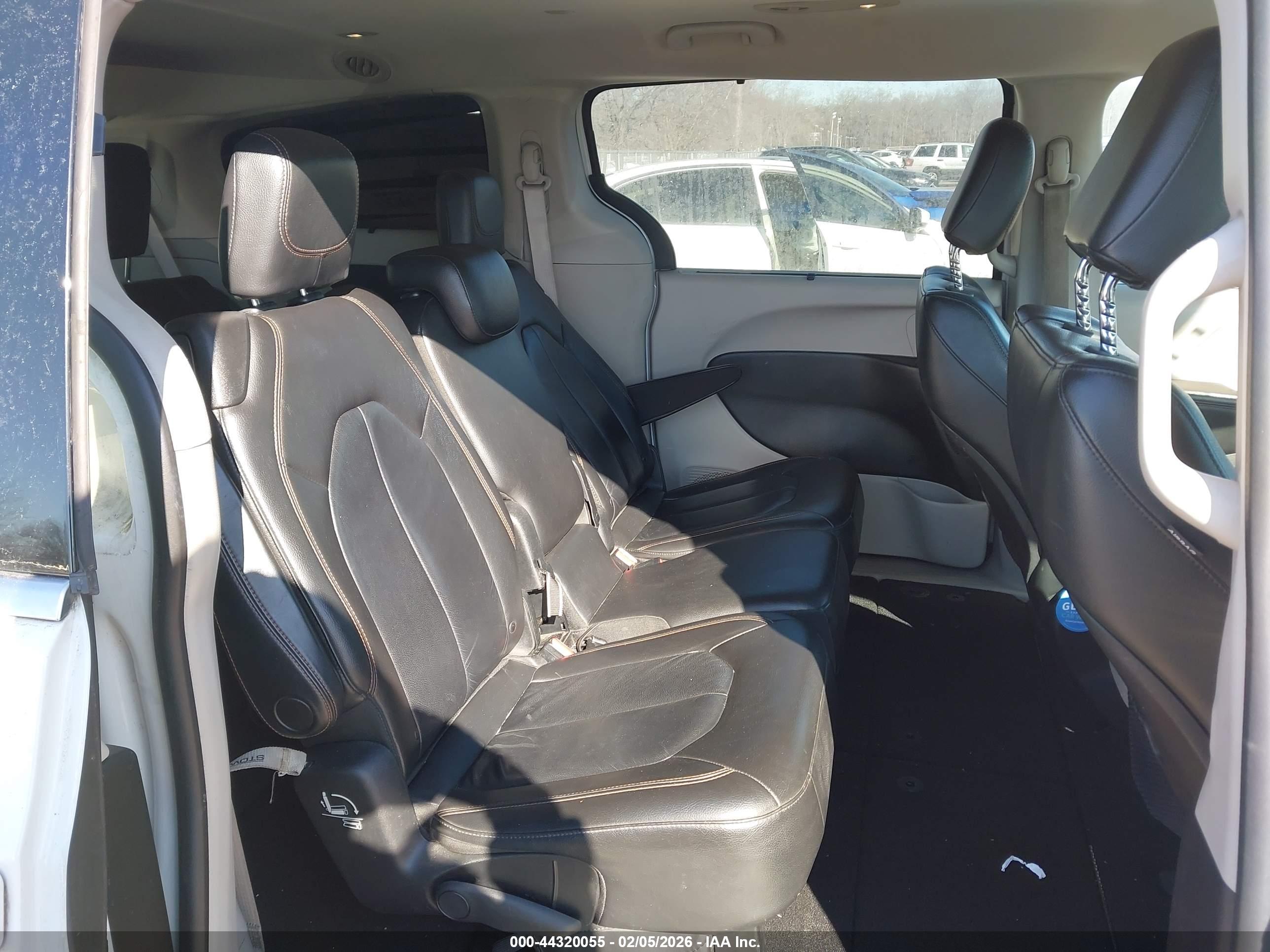 CHRYSLER PACIFICA image 8