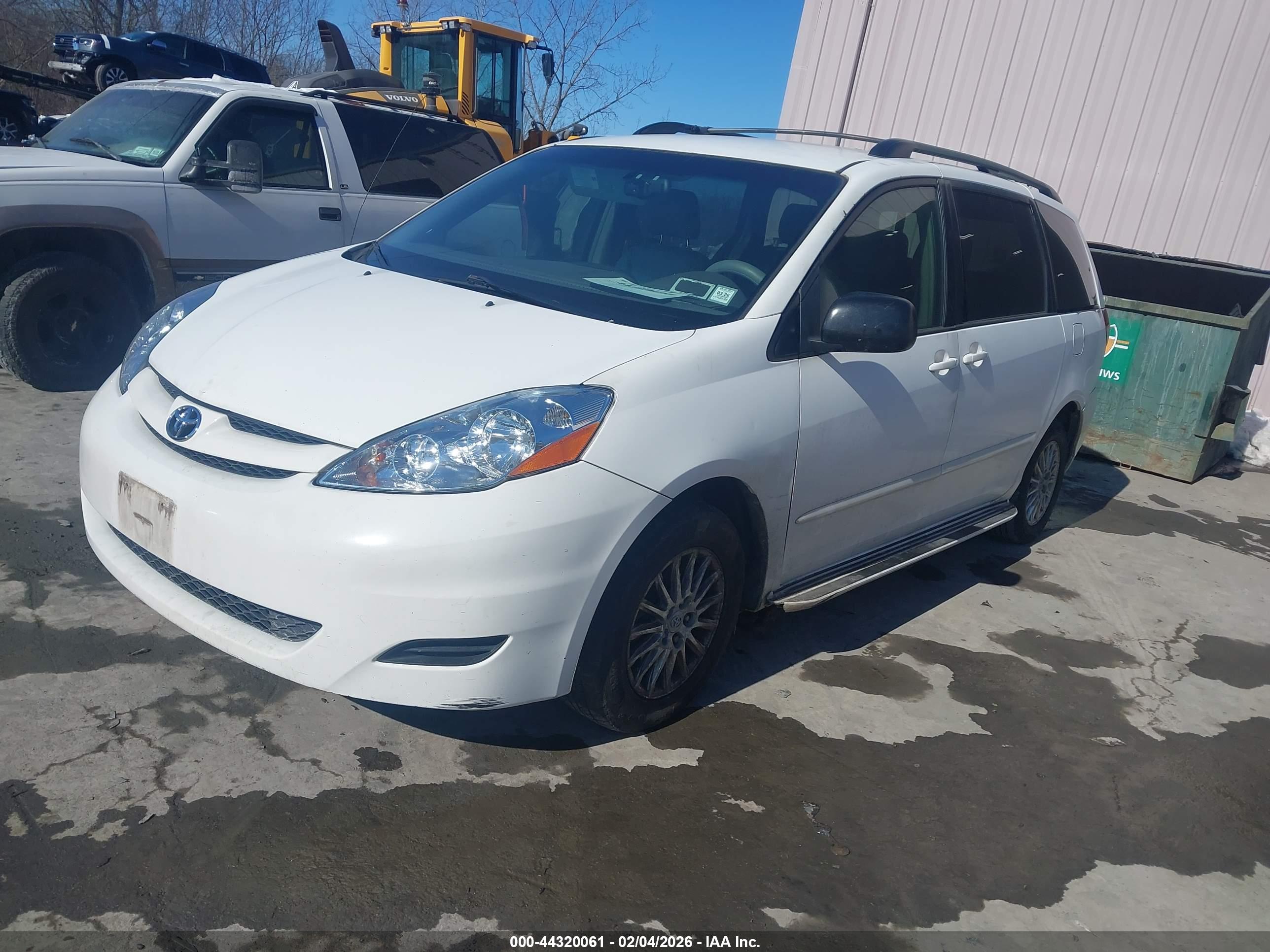 TOYOTA SIENNA image 2