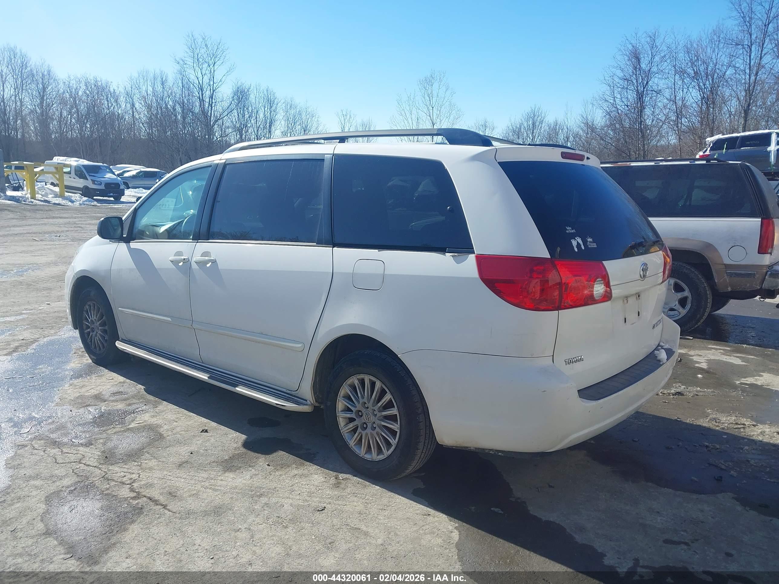 TOYOTA SIENNA image 3