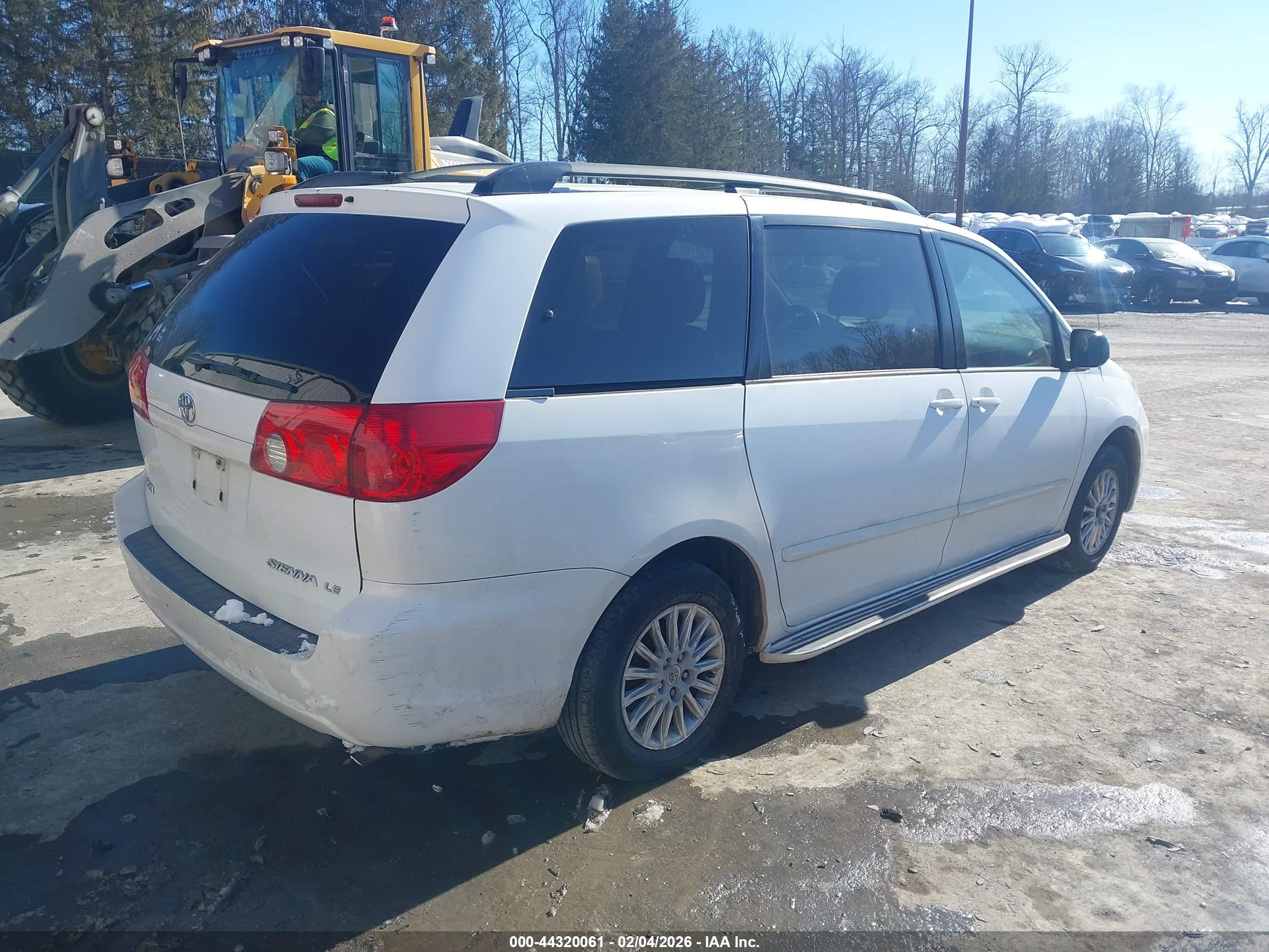 TOYOTA SIENNA image 4