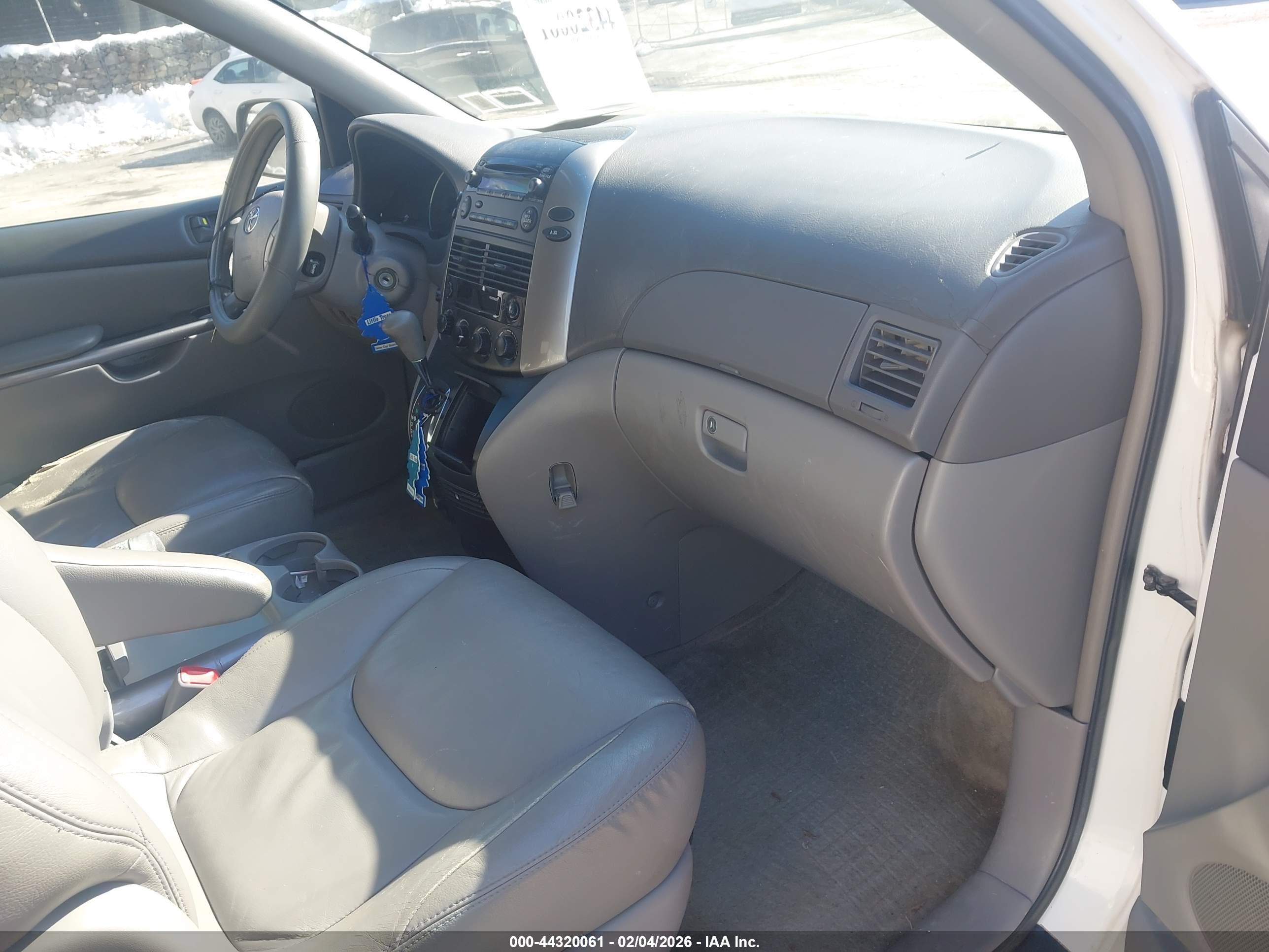 TOYOTA SIENNA image 5