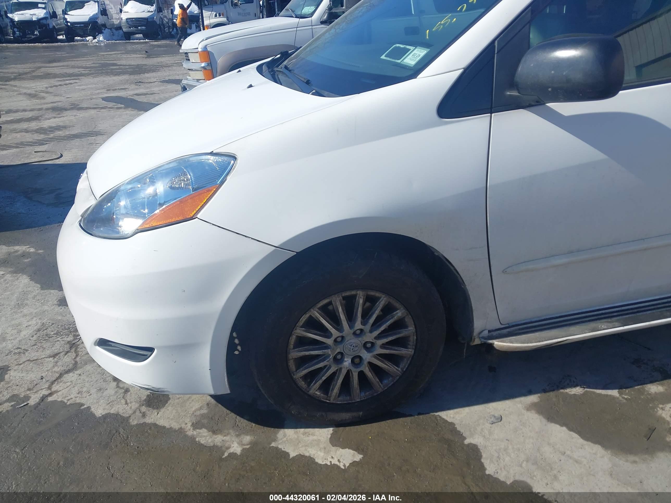 TOYOTA SIENNA image 6