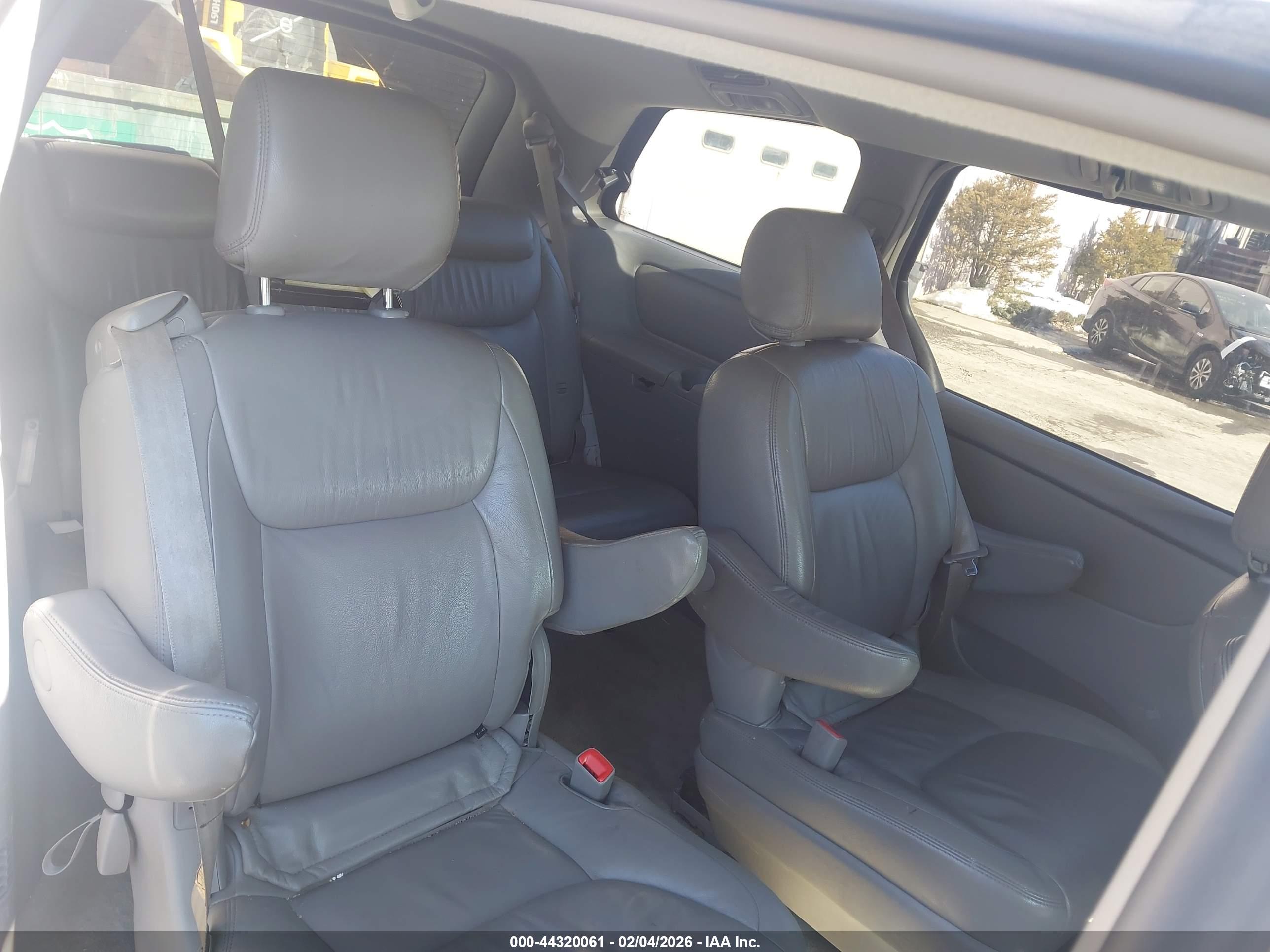 TOYOTA SIENNA image 8
