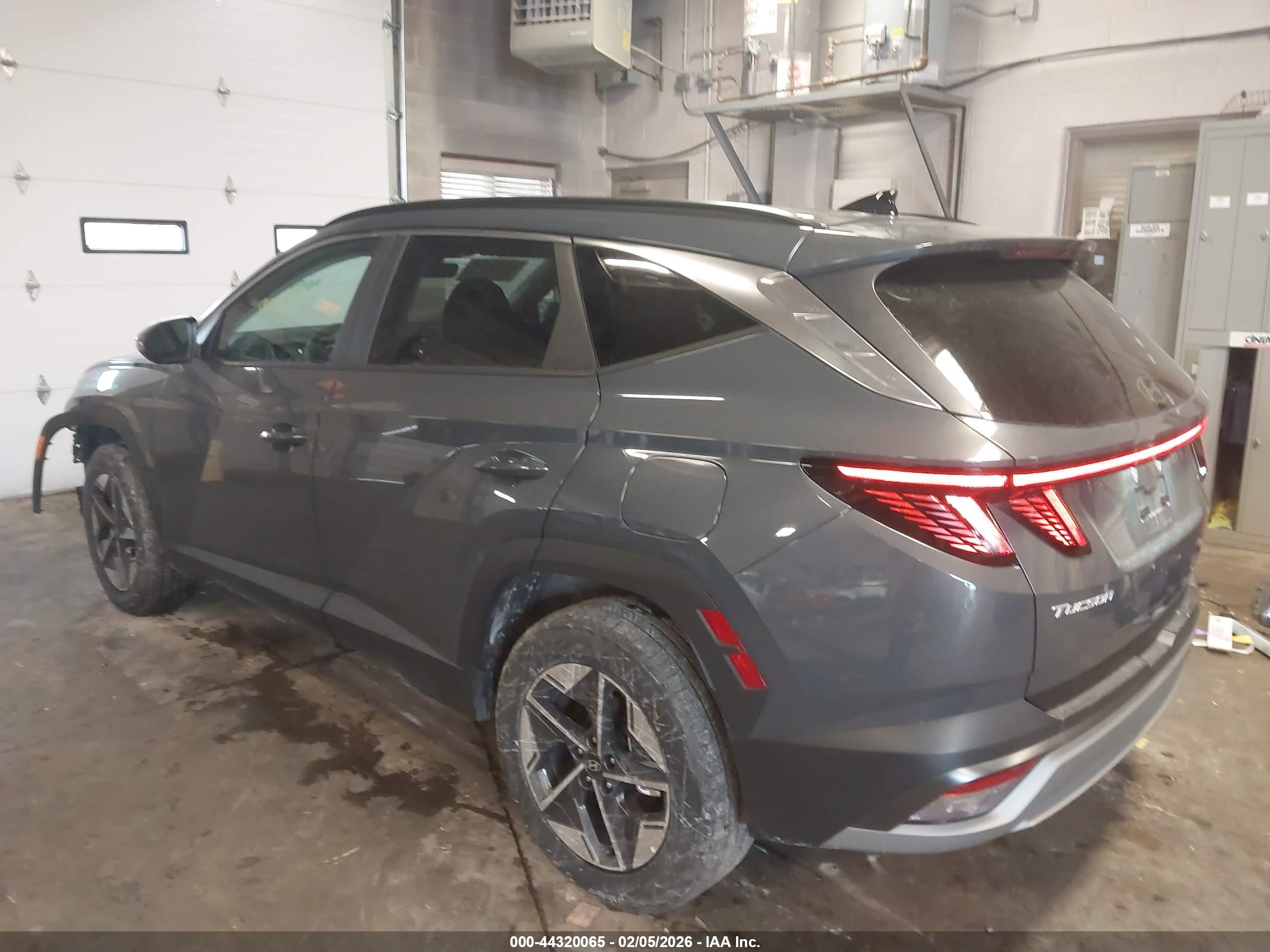 HYUNDAI TUCSON image 3
