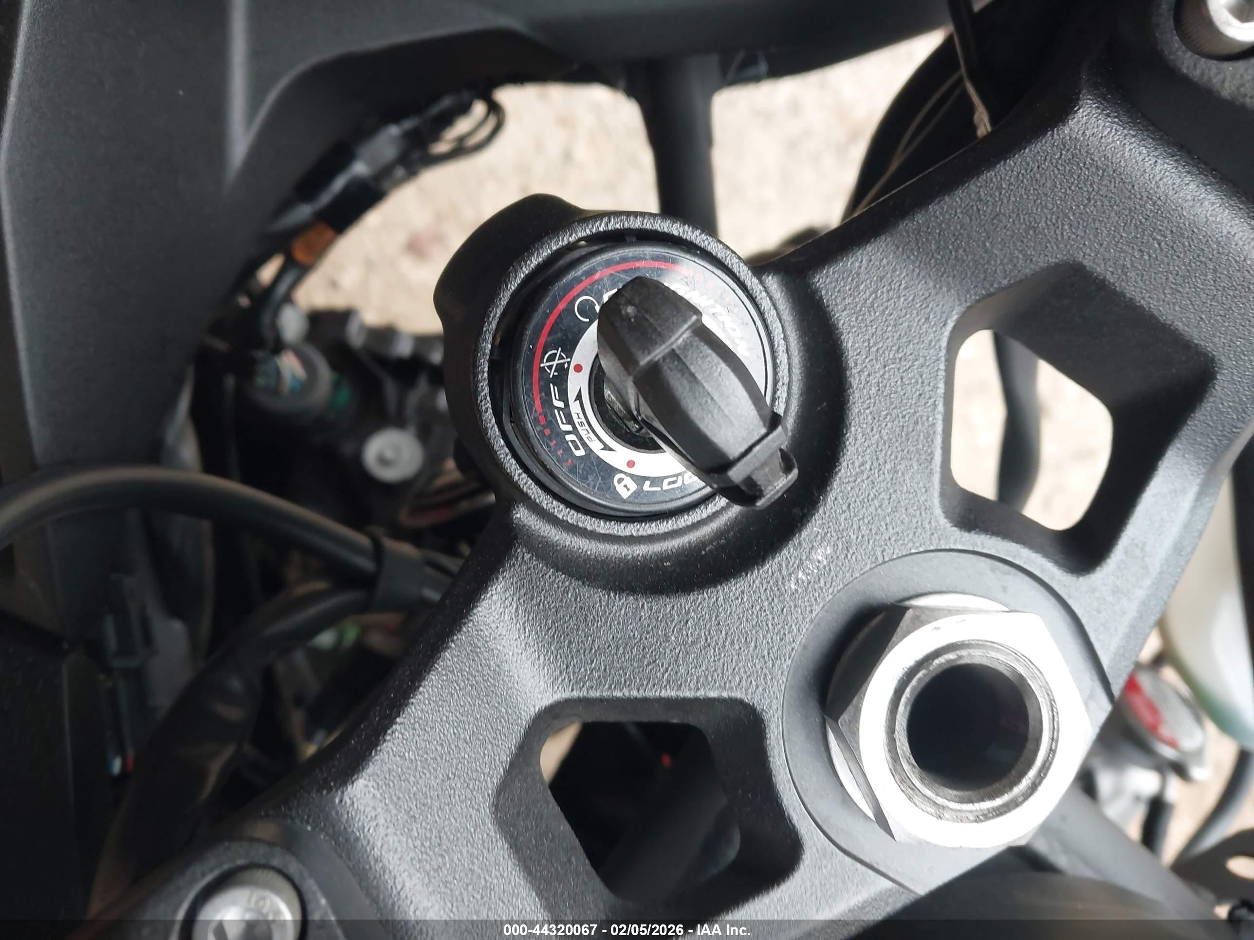 KAWASAKI EX500 image 11