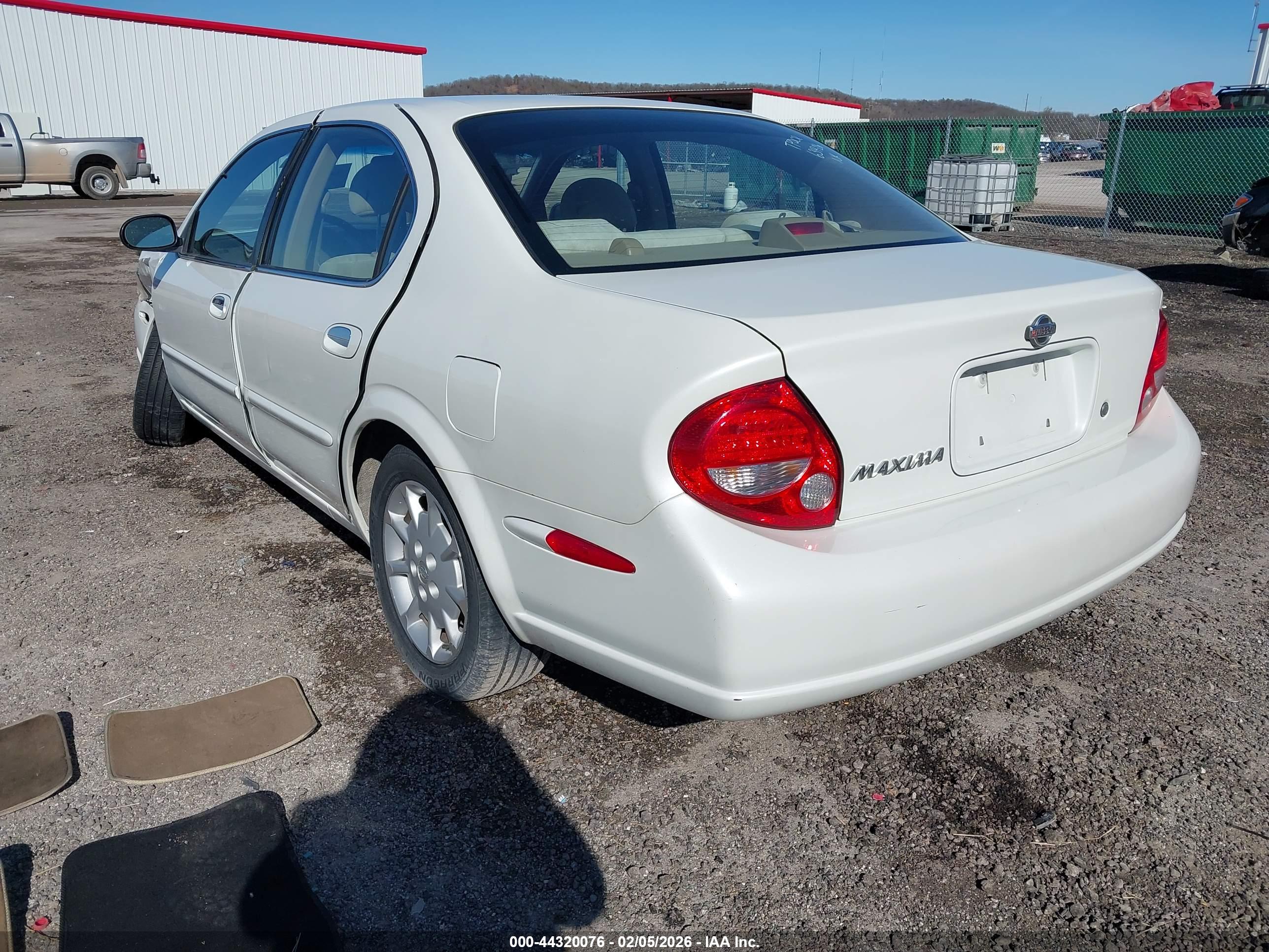 NISSAN MAXIMA image 3