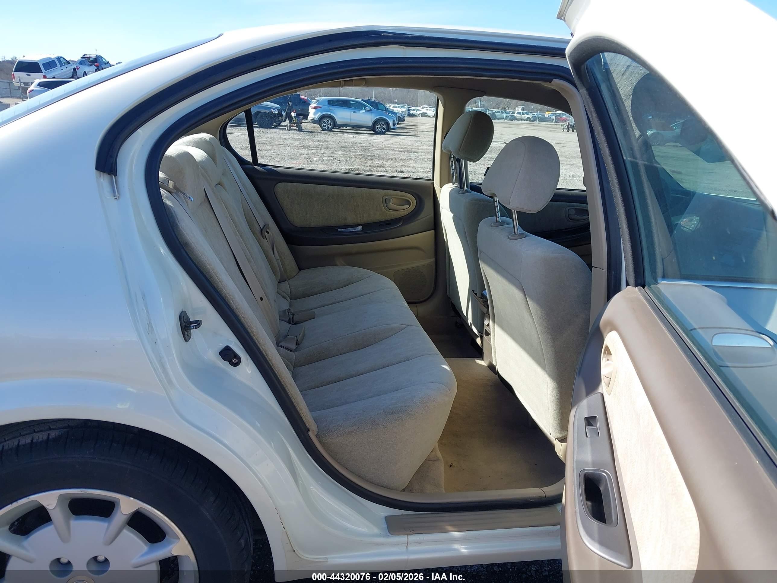 NISSAN MAXIMA image 8