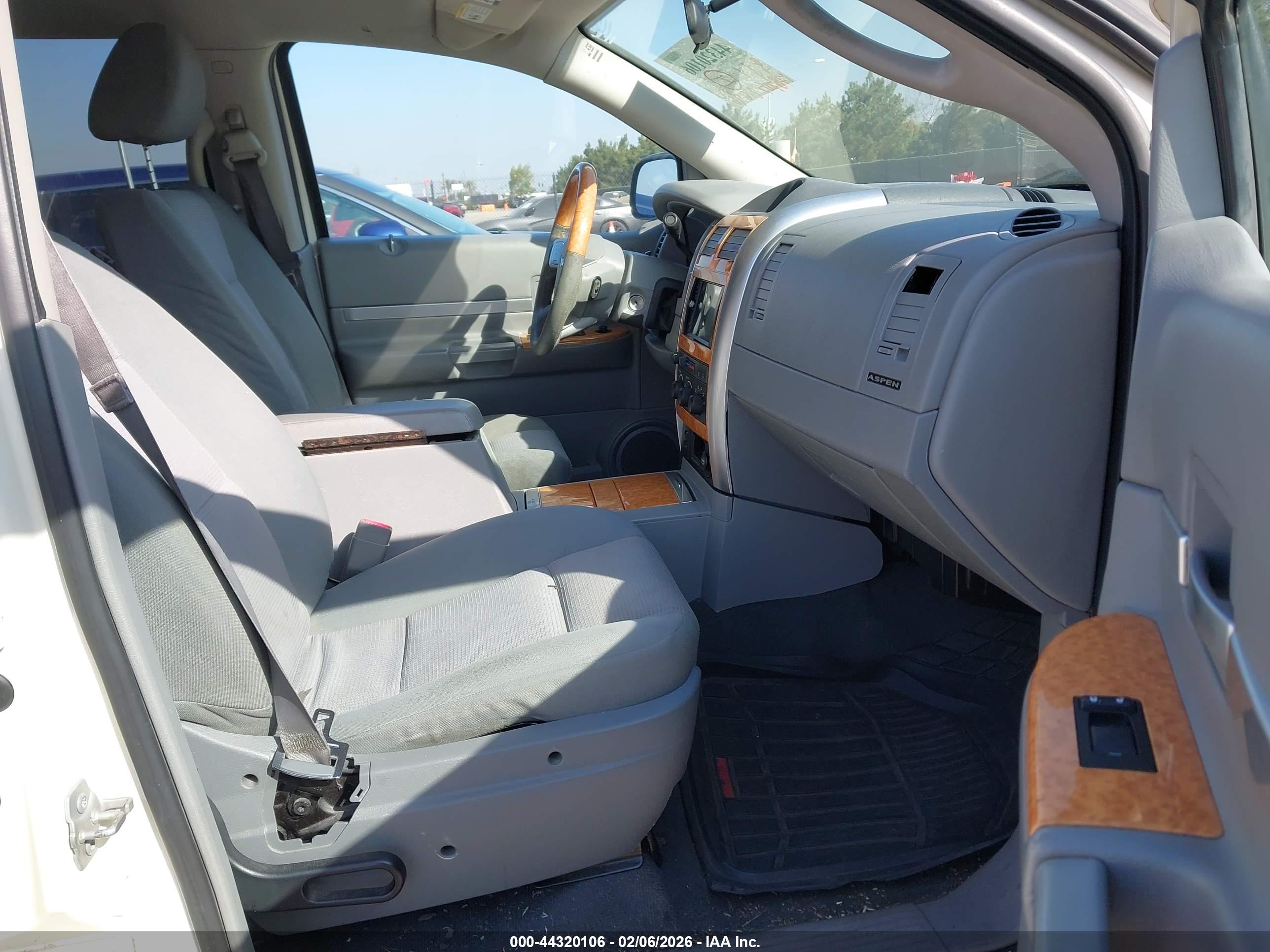 CHRYSLER ASPEN image 5