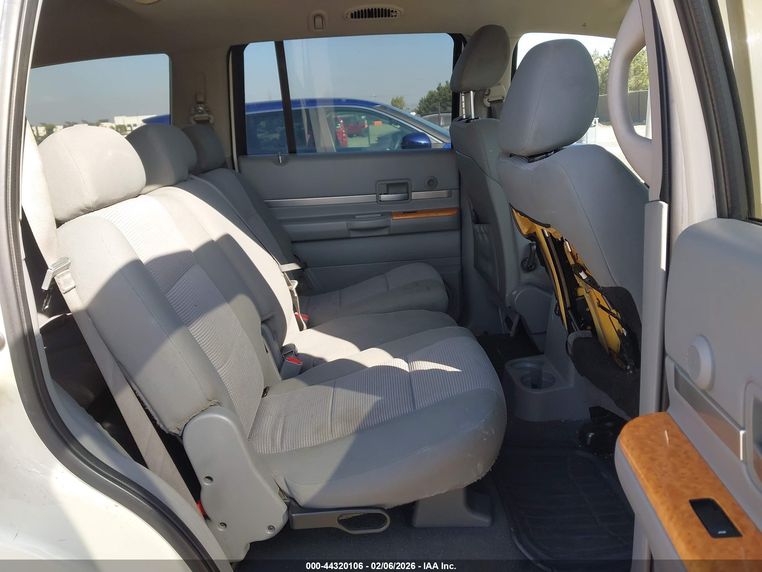 CHRYSLER ASPEN image 8
