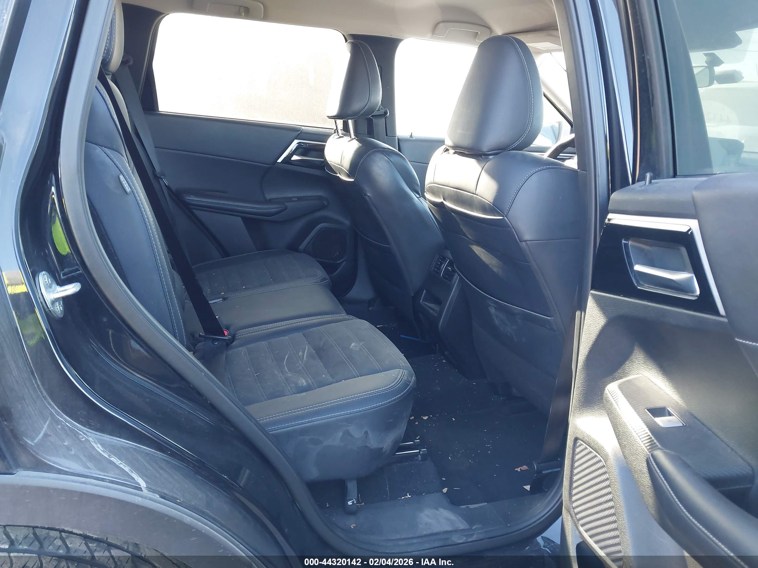 MITSUBISHI OUTLANDER image 8