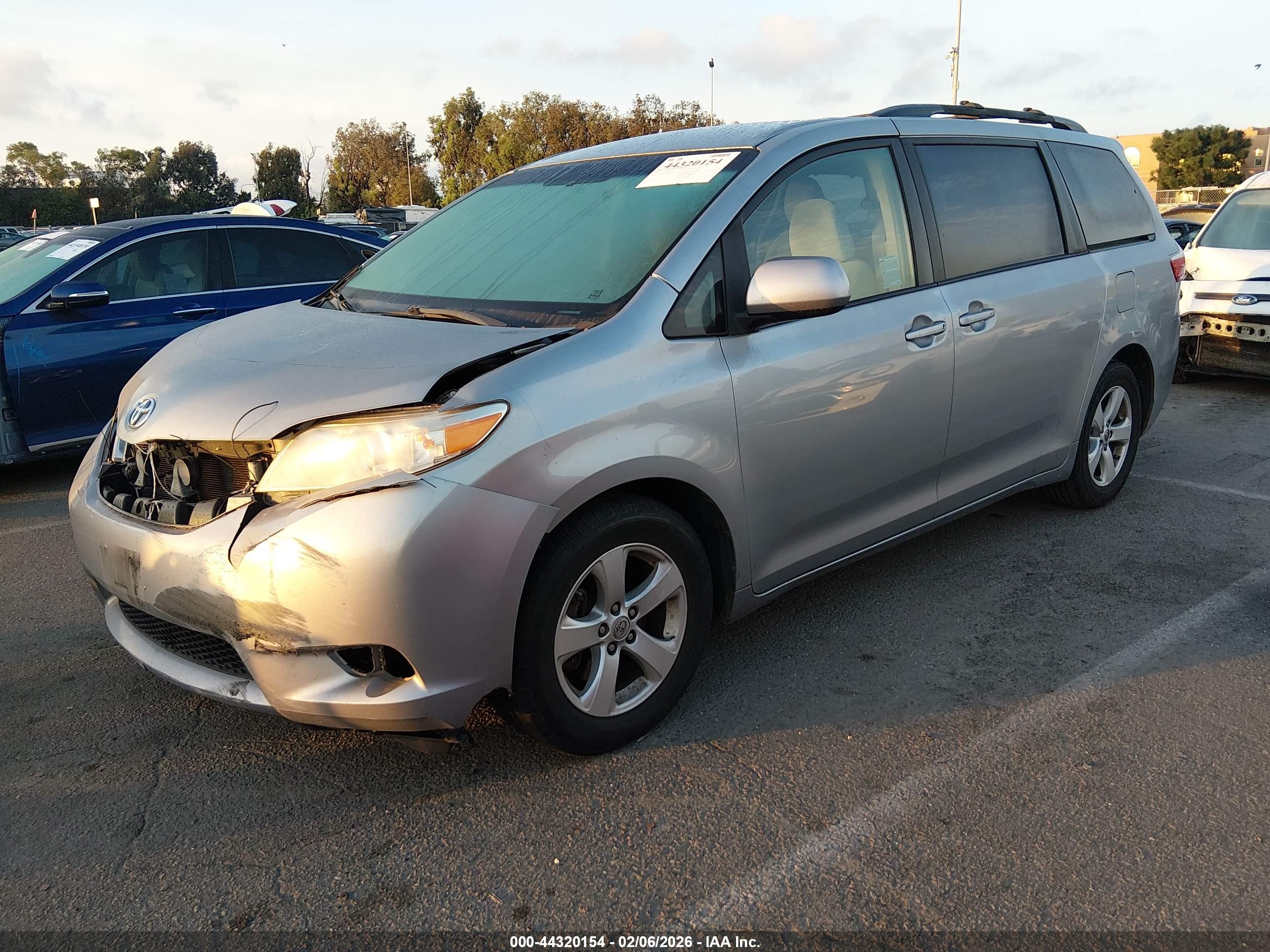 TOYOTA SIENNA image 2