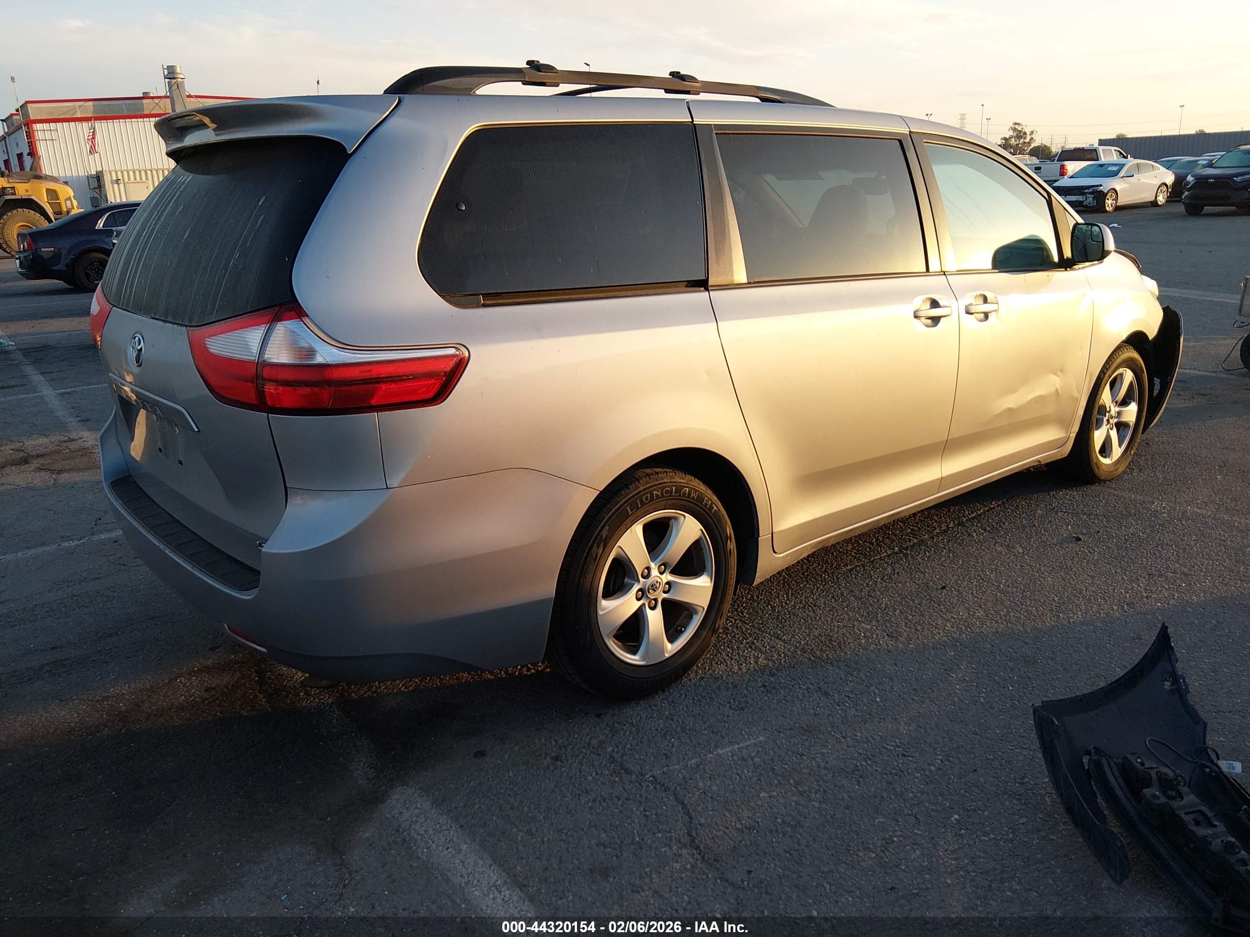 TOYOTA SIENNA image 4
