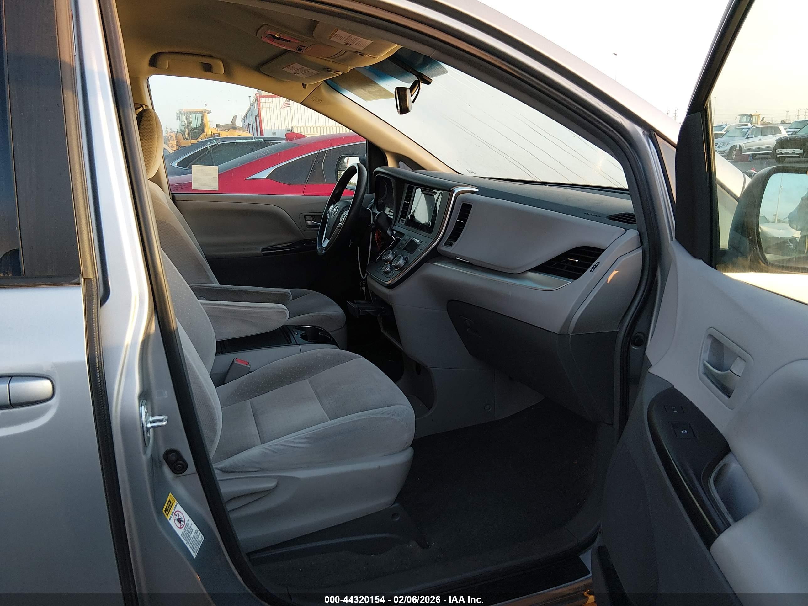 TOYOTA SIENNA image 5