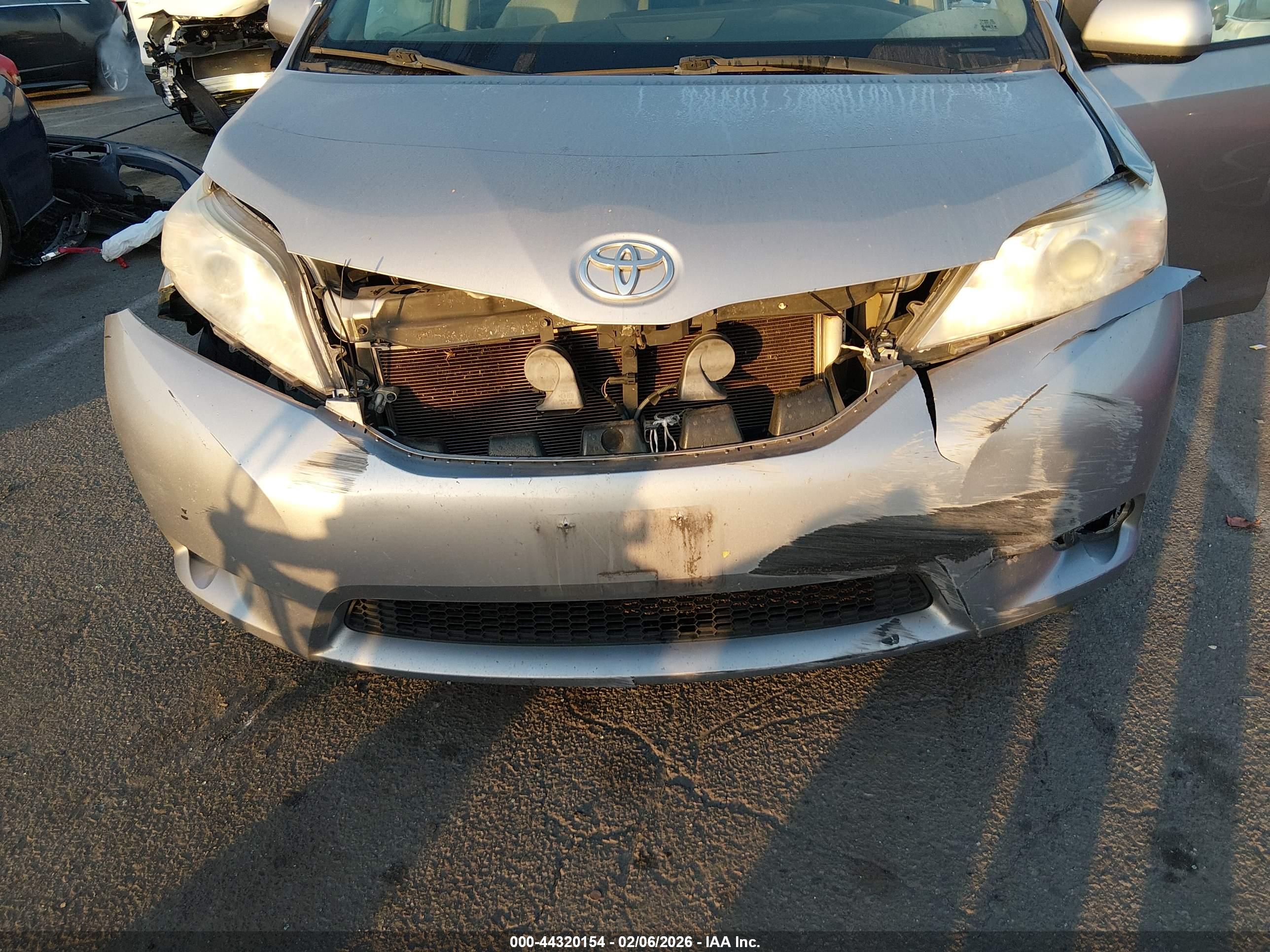 TOYOTA SIENNA image 6