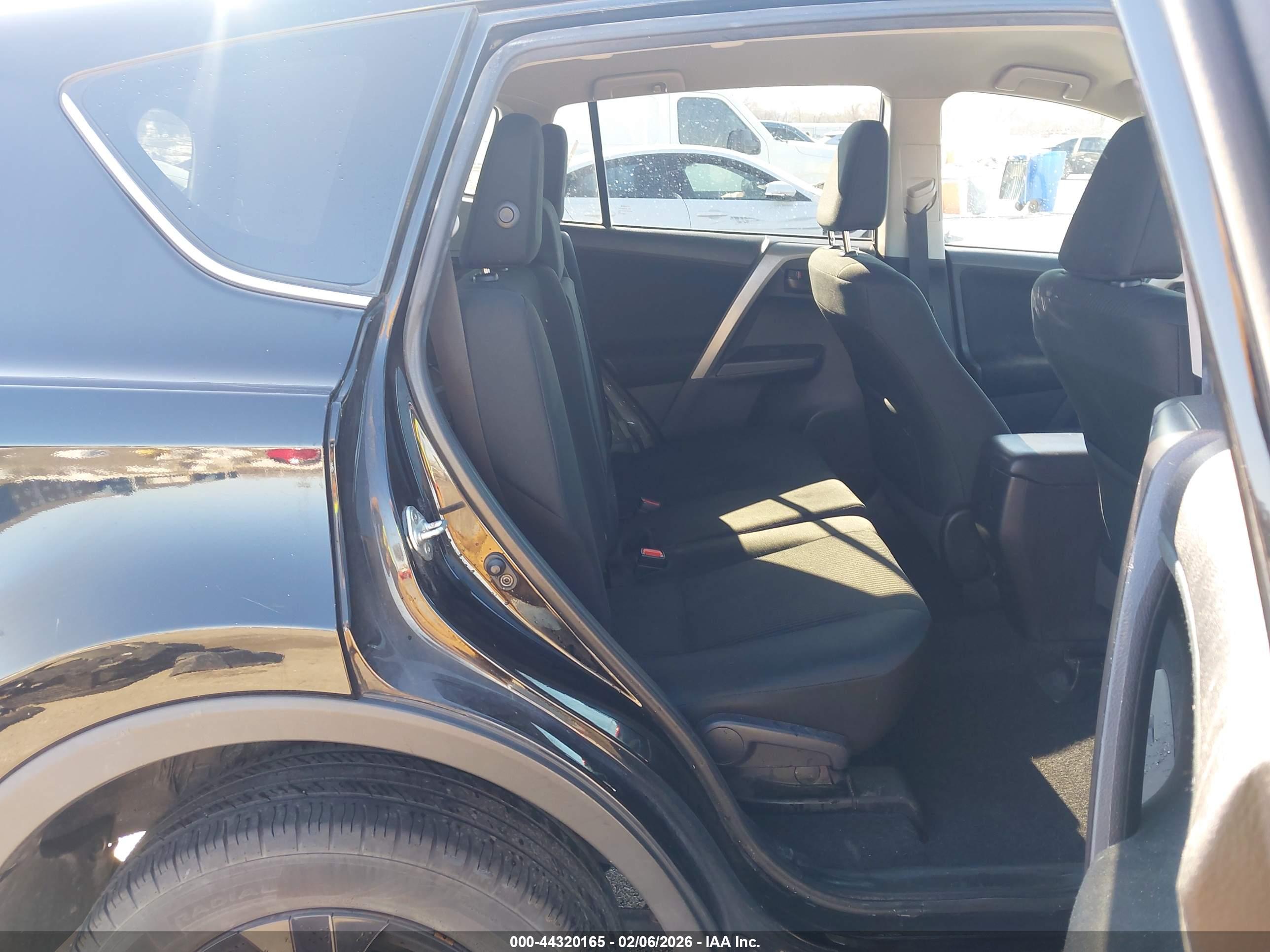 TOYOTA RAV4 image 8