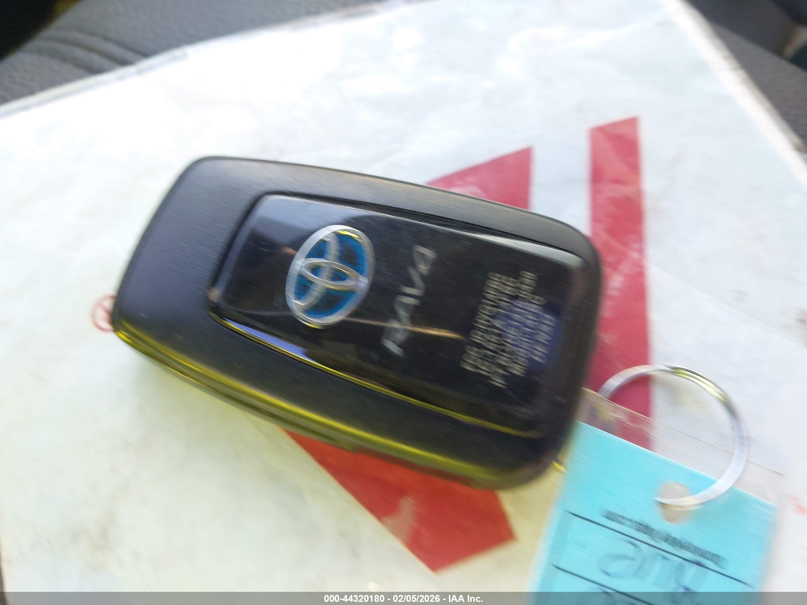 TOYOTA RAV4 image 11