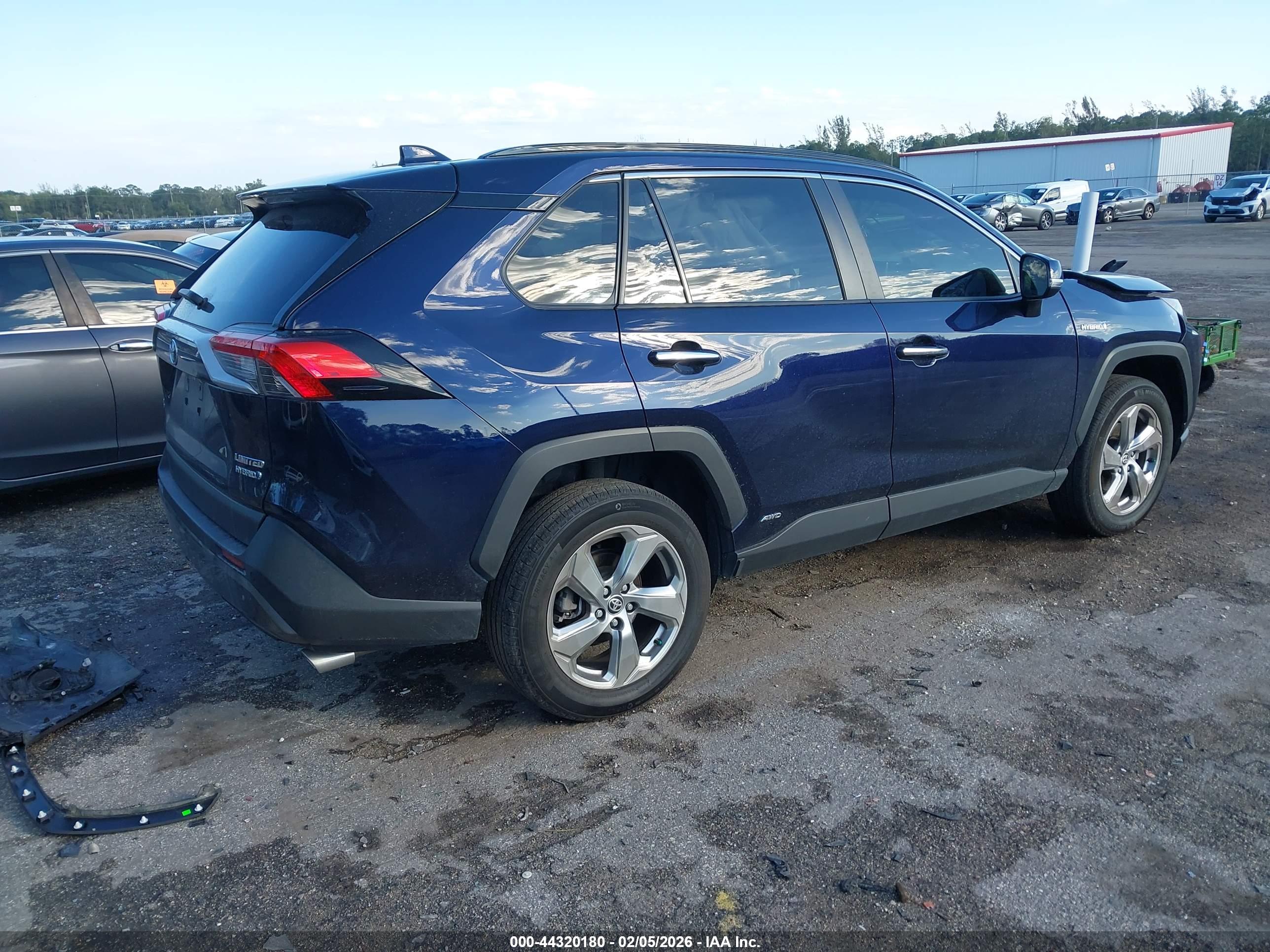 TOYOTA RAV4 image 4