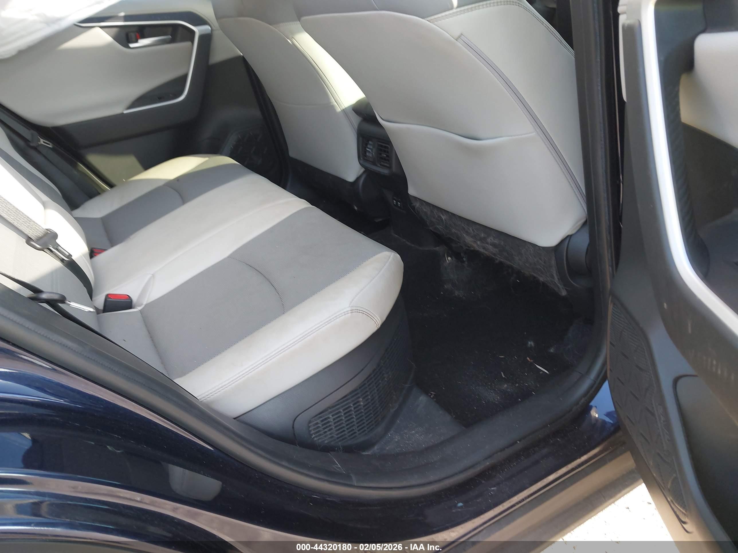 TOYOTA RAV4 image 8