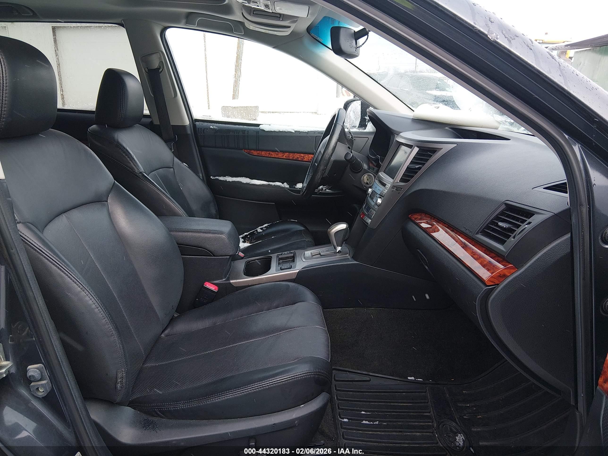 SUBARU OUTBACK image 5