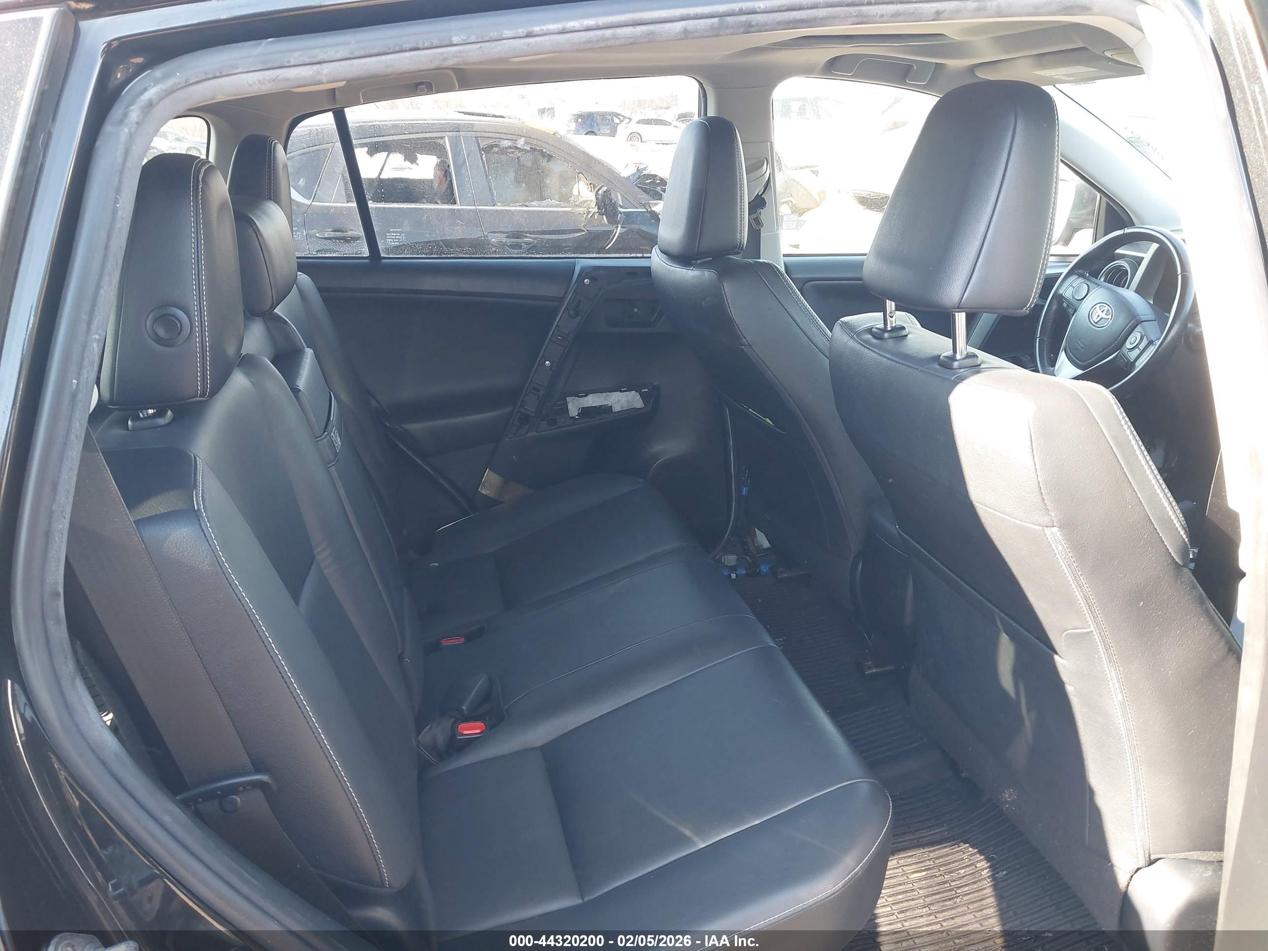 TOYOTA RAV4 image 8