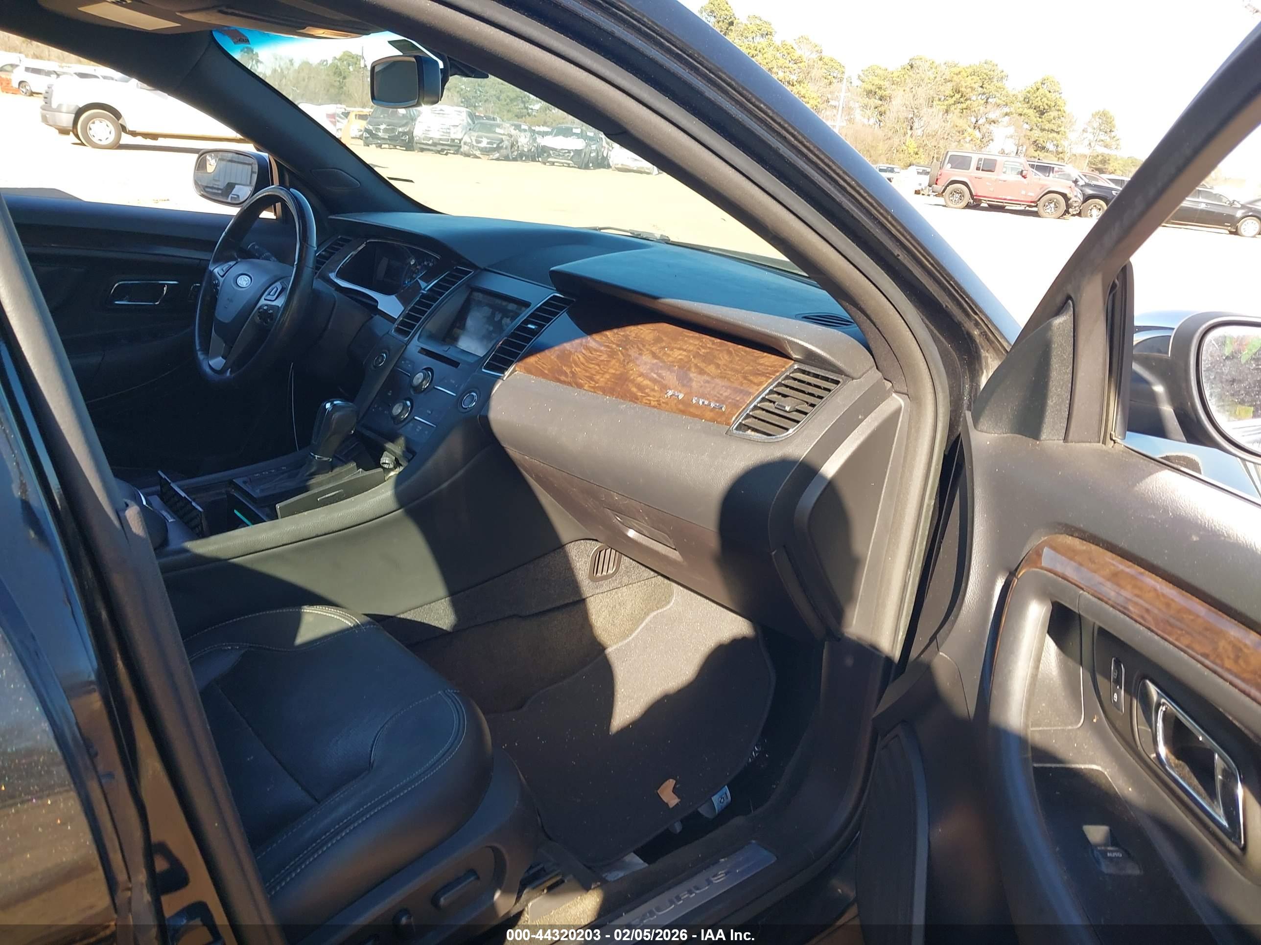 FORD TAURUS image 5