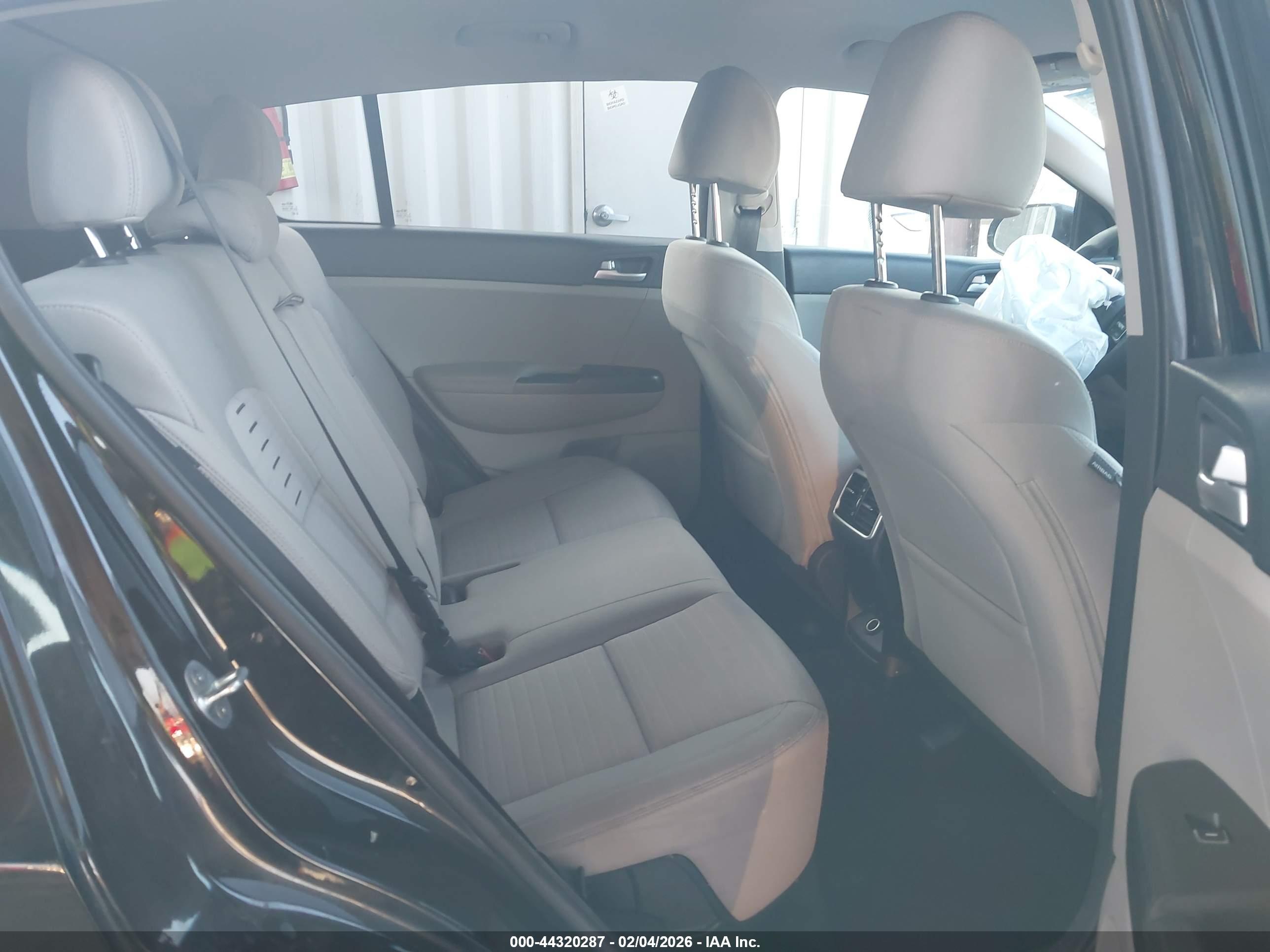 KIA SPORTAGE image 8