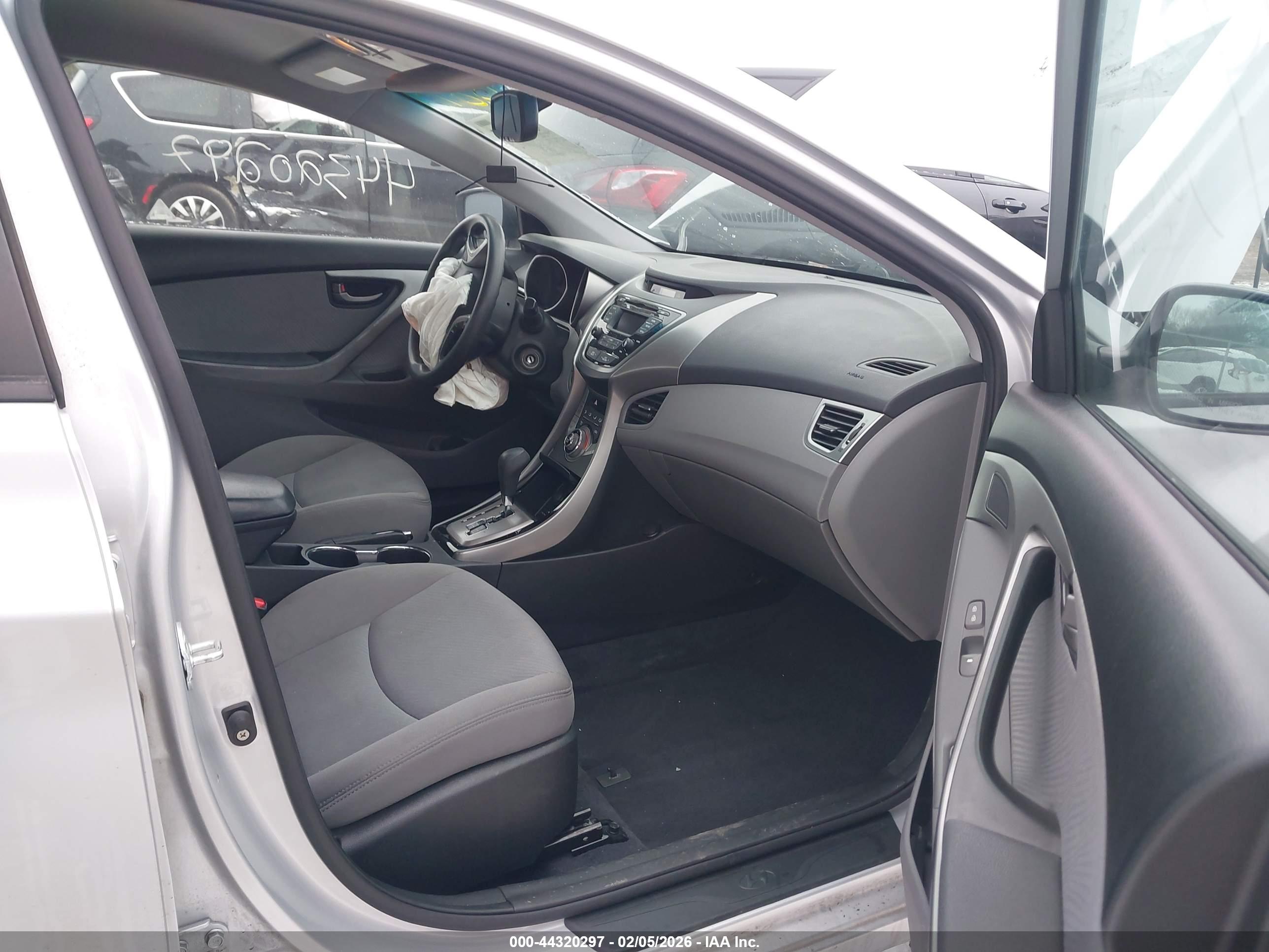 HYUNDAI ELANTRA image 5