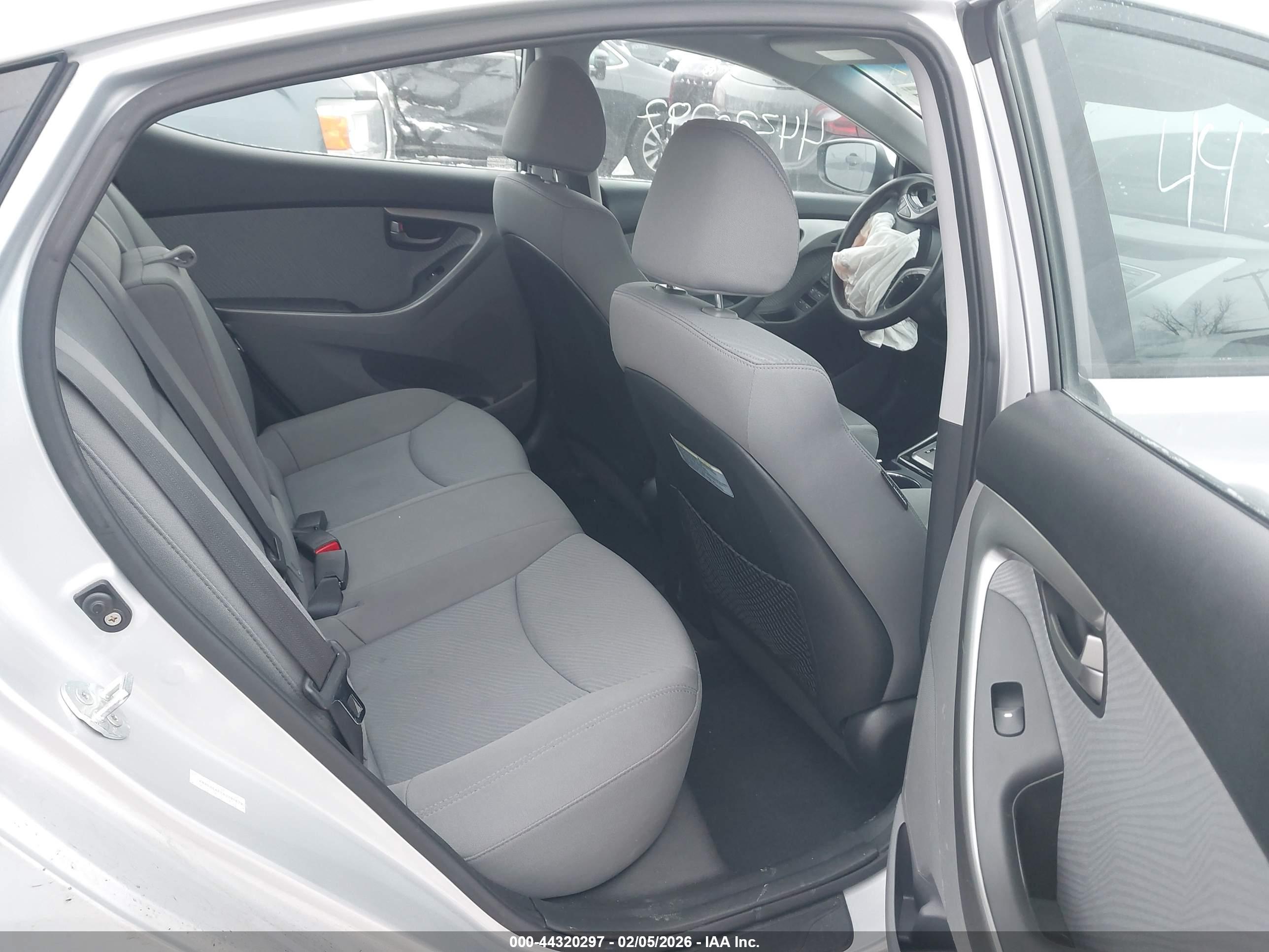 HYUNDAI ELANTRA image 8