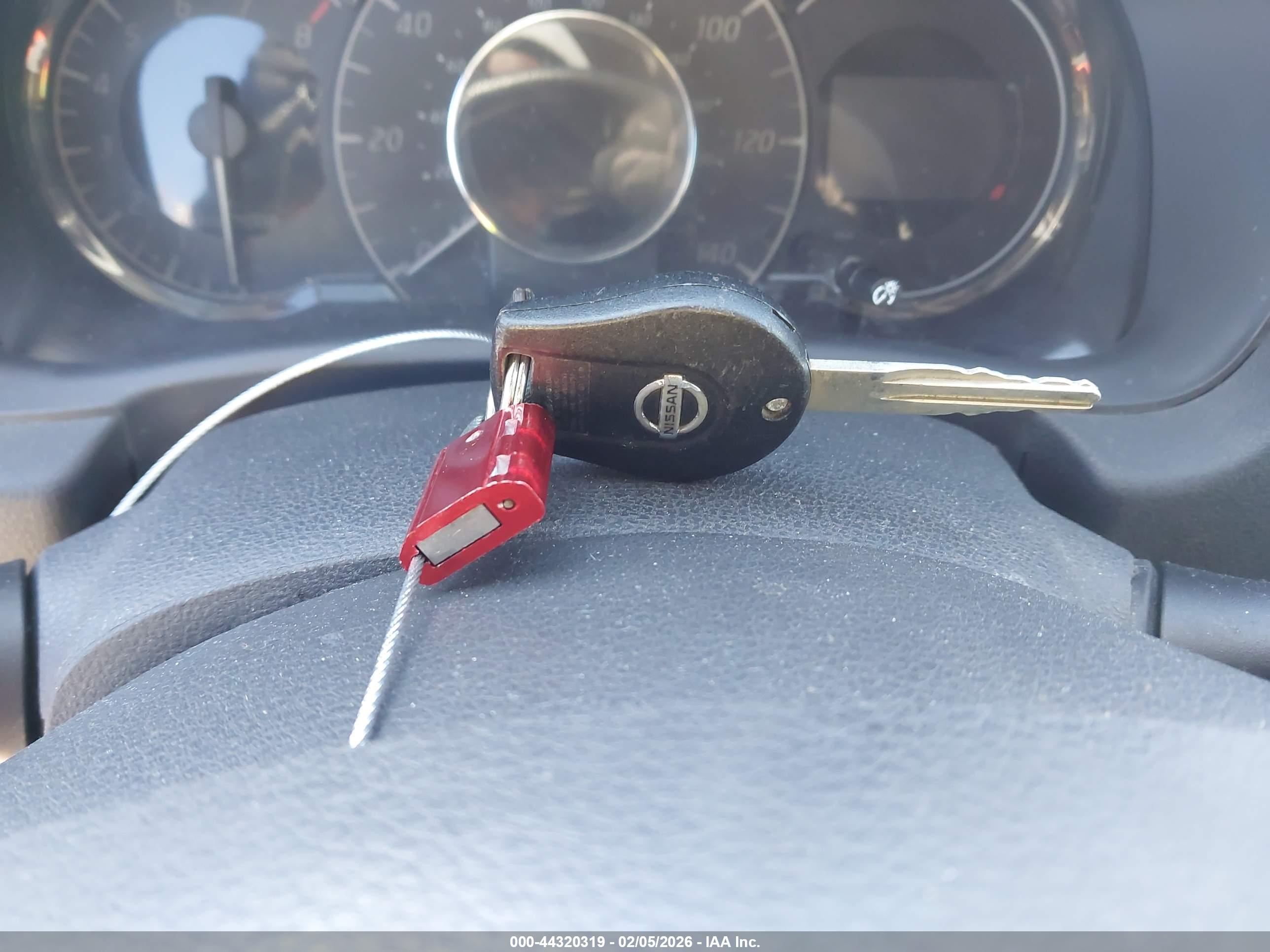 NISSAN VERSA image 11